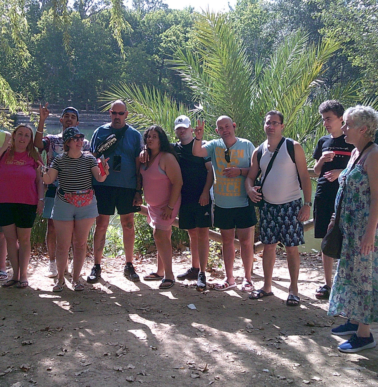 Personas usuarias del CEEM Mossèn Cirilo en Alcoi de excursión en el lago de Anna