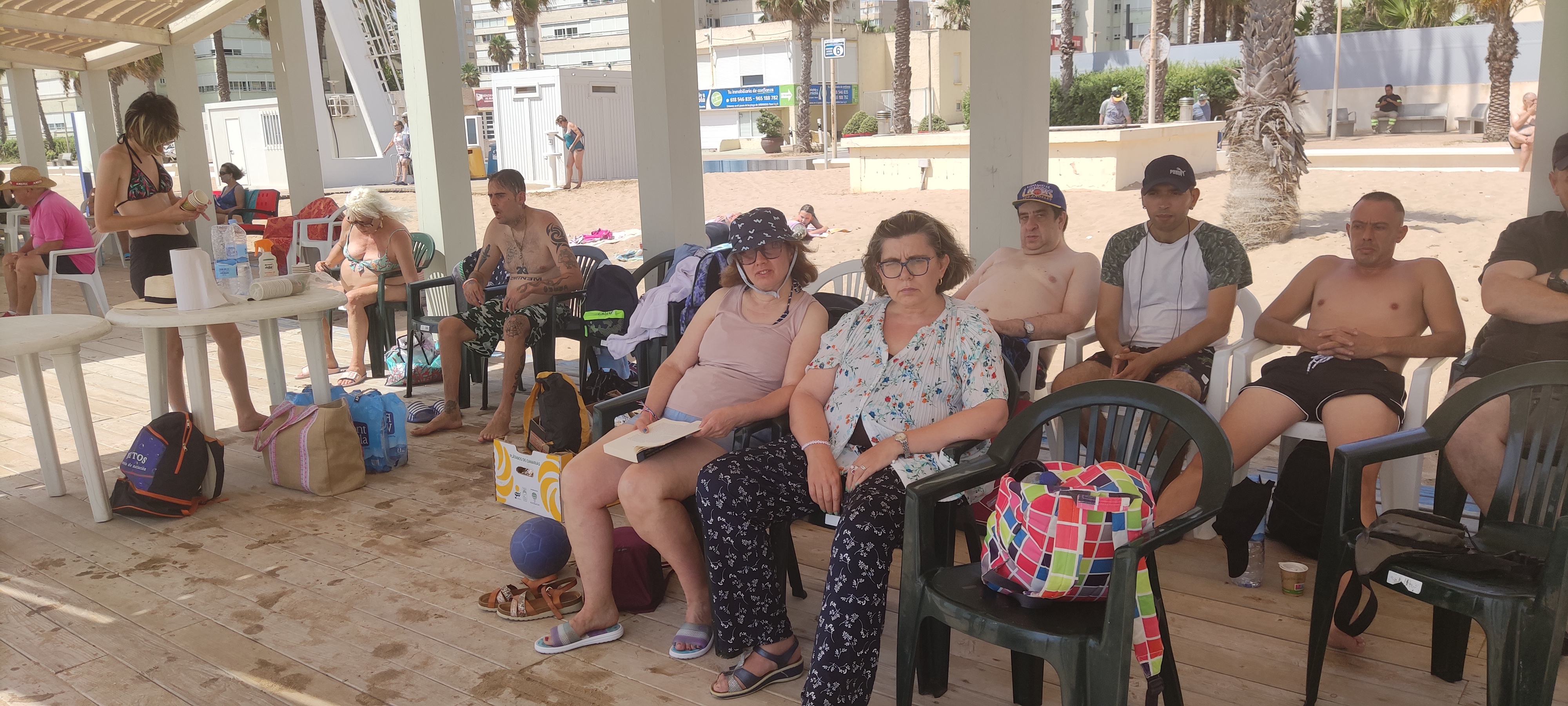 Personas usuarias del CEEM Mossèn Cirilo de Alcoy día para refrescarse en la playa