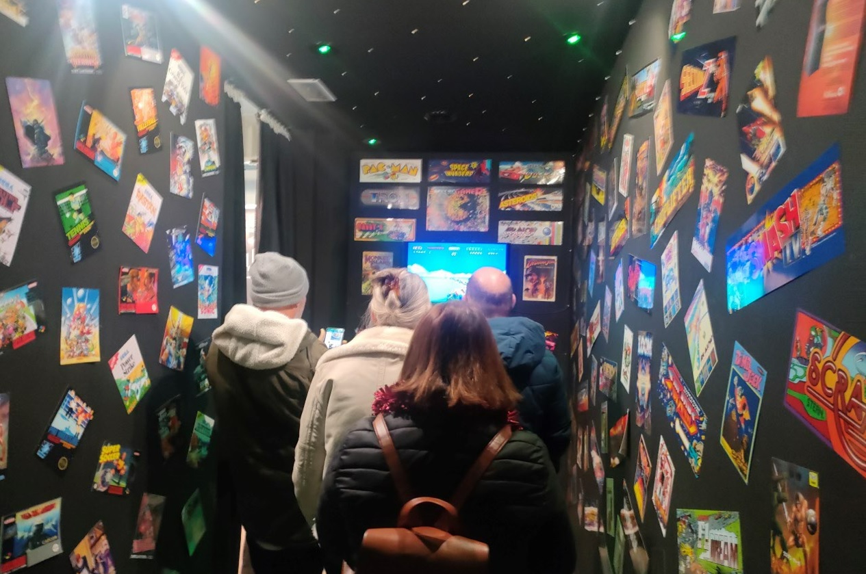 Las personas usuarias del CEEM Mossèn Cirilo visitan las instalaciones del Museo Videojuegos Vintage Arcade de Ibi