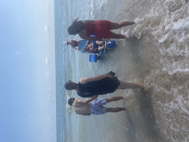 Per a mitigar esta calor que socarra les persones usuàries de la resi Carmen Picó d'Alzira han esta d'excursió a la mar