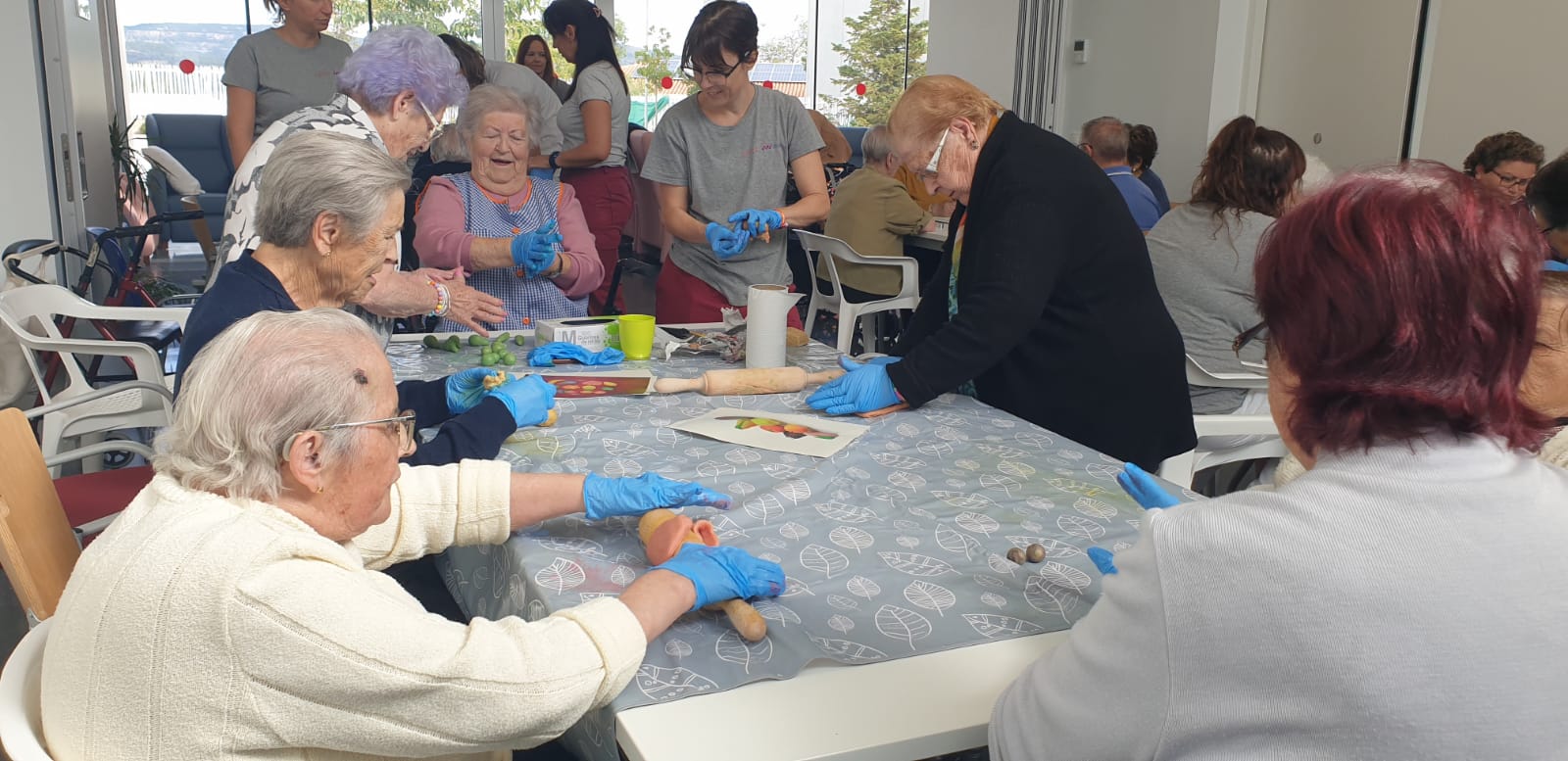 Las personas mayores del C.D. La Font de la Figuera del IVASS celebran la festividad del Día la Comunitat Valenciana con la típica mocaurà que han elaborado en el taller de cocina 