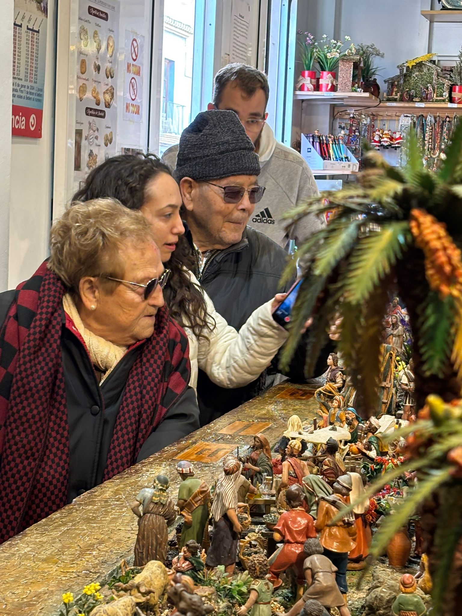 Las personas mayores del centro de día Anna Lluch del IVASS visitan el Belén de Roca