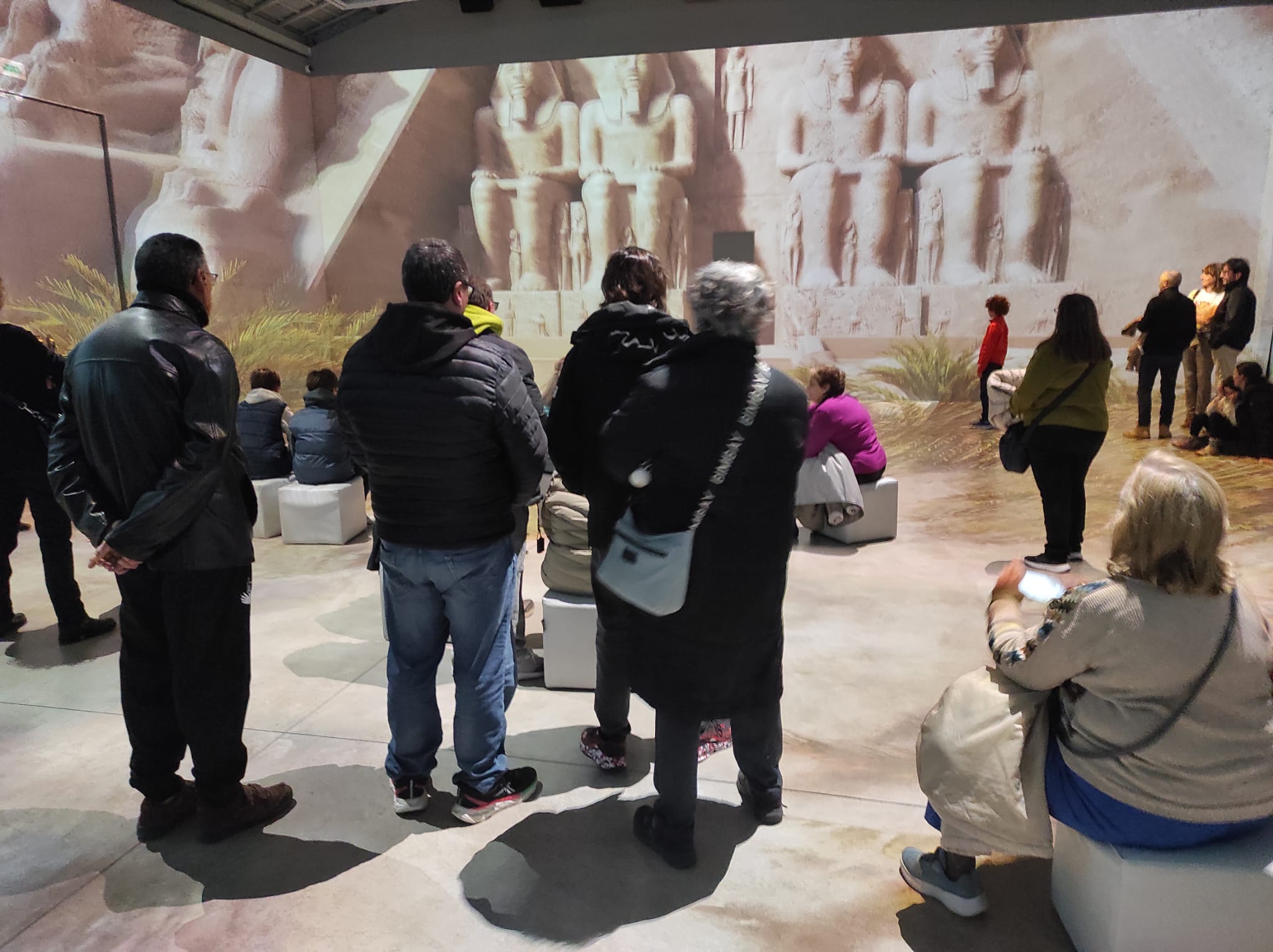 Las personas con discapacidad intelectual de las viviendas del IVASS se sumergen en la experiencia inmersiva de la exposición Tutankamon, que puede visitarse en Bombas Gens