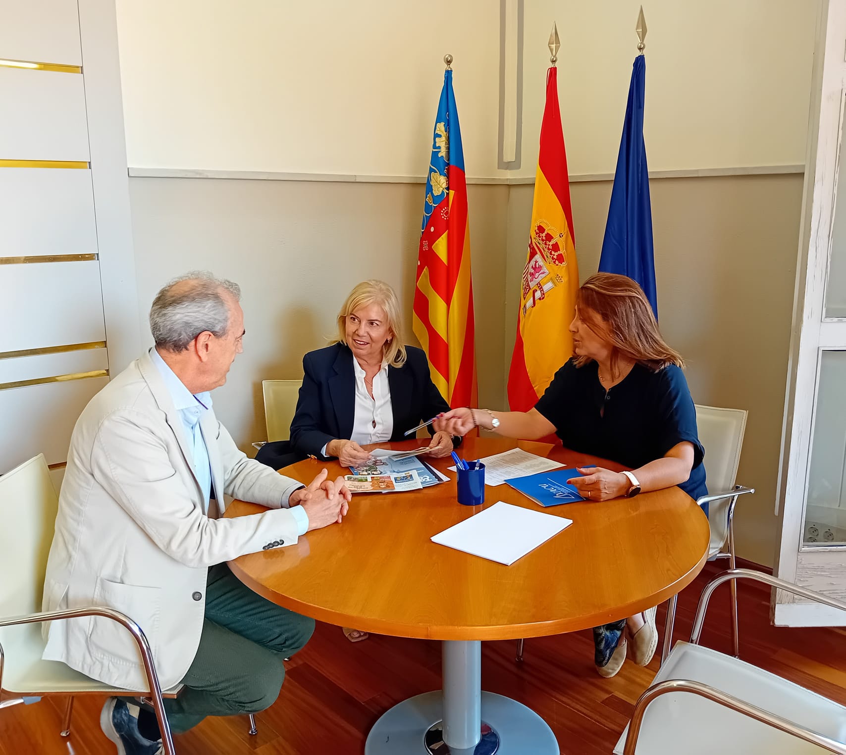 Reunión de la directora general del IVASS, María José Rico, con el presidente de AVACU, Fernando Móner