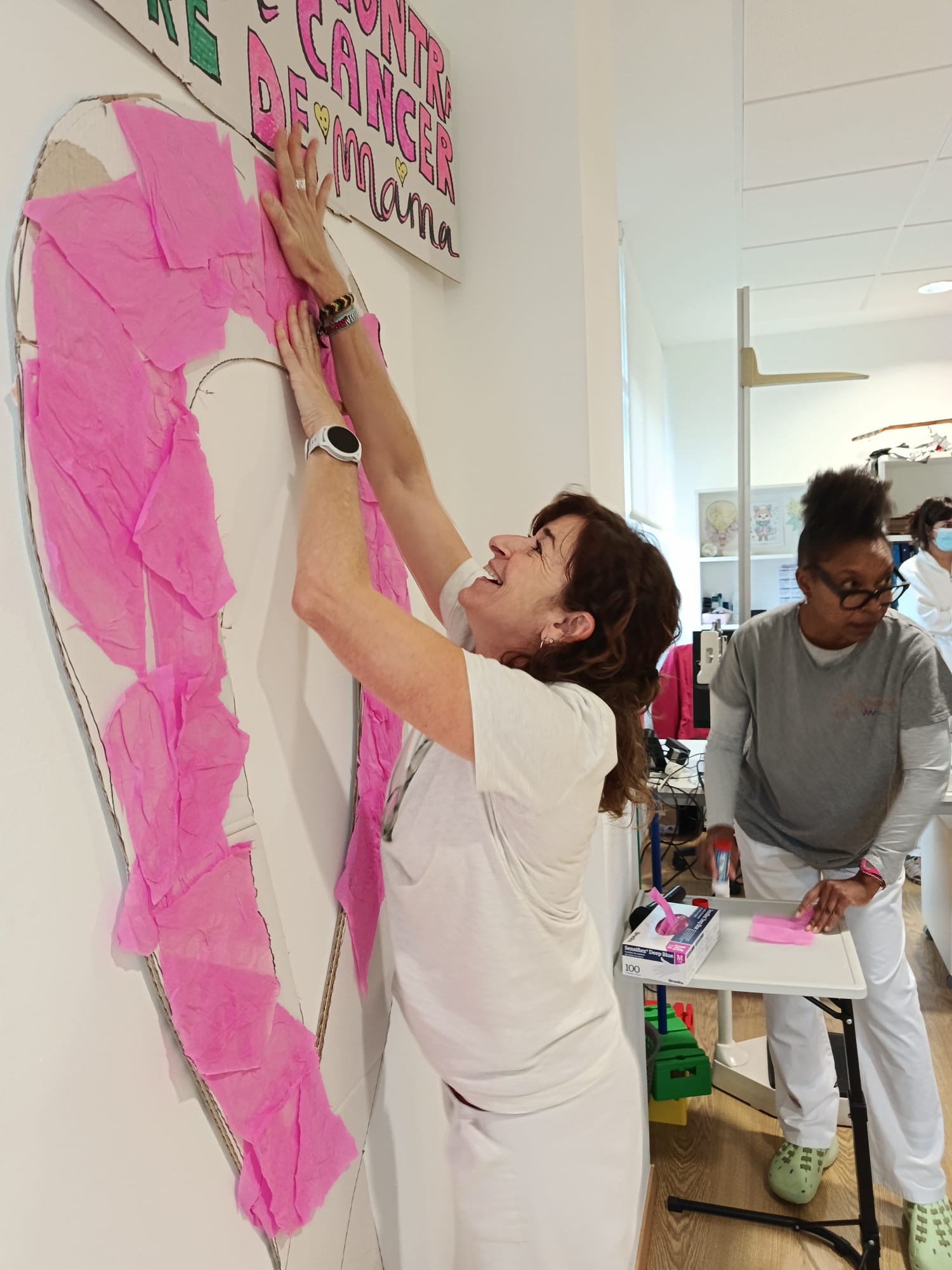 Les persones majors del C.D. El Rajolar a Betxí elaboren un mural amb llaços roses i missatges de suport, esperança i solidaritat pel Dia contra el Càncer de Mama