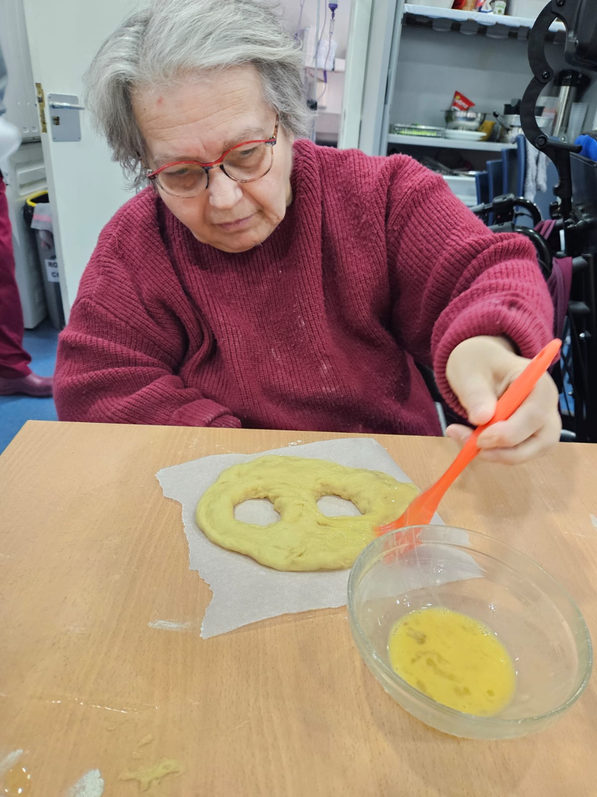 Elaboración de las monas de Pascua por las personas con daño cerebral adquirido del CD Torrefiel