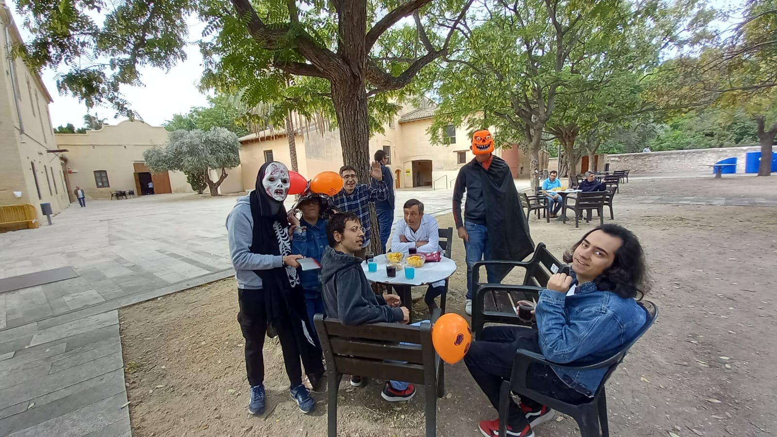 Almuerzo con disfraces, bailes y juegos