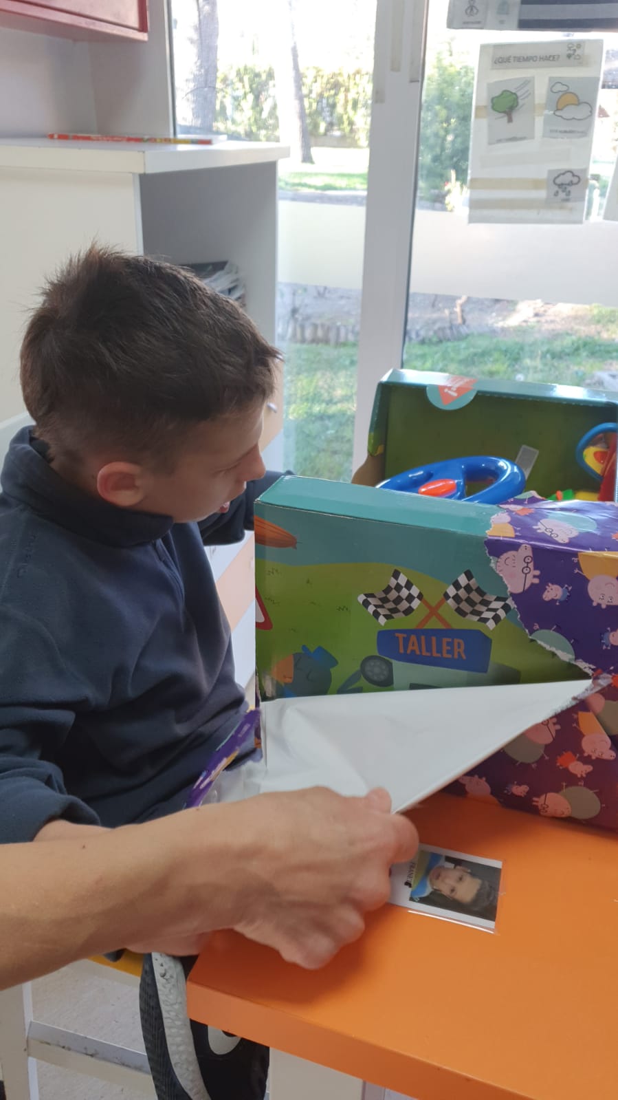 Personas usuarias de las viviendas del IVASS entregan juguetes a niñas y niños de Els Xiquets