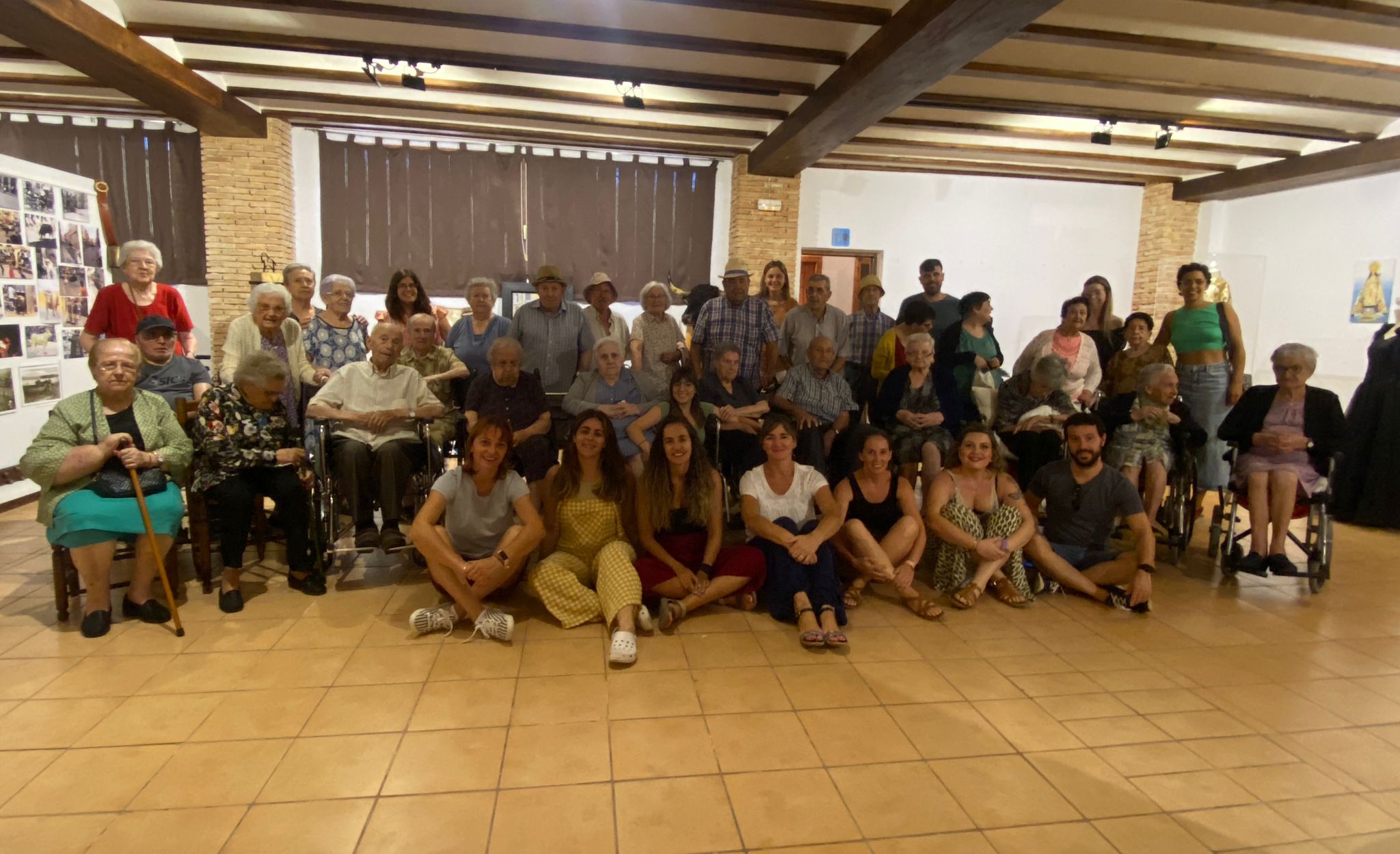 Usuàries i usuaris amb personal del C.D. La Font de la Figuera visitan l'exposició “Festes Patronals” en el museu Històric-Etnològic