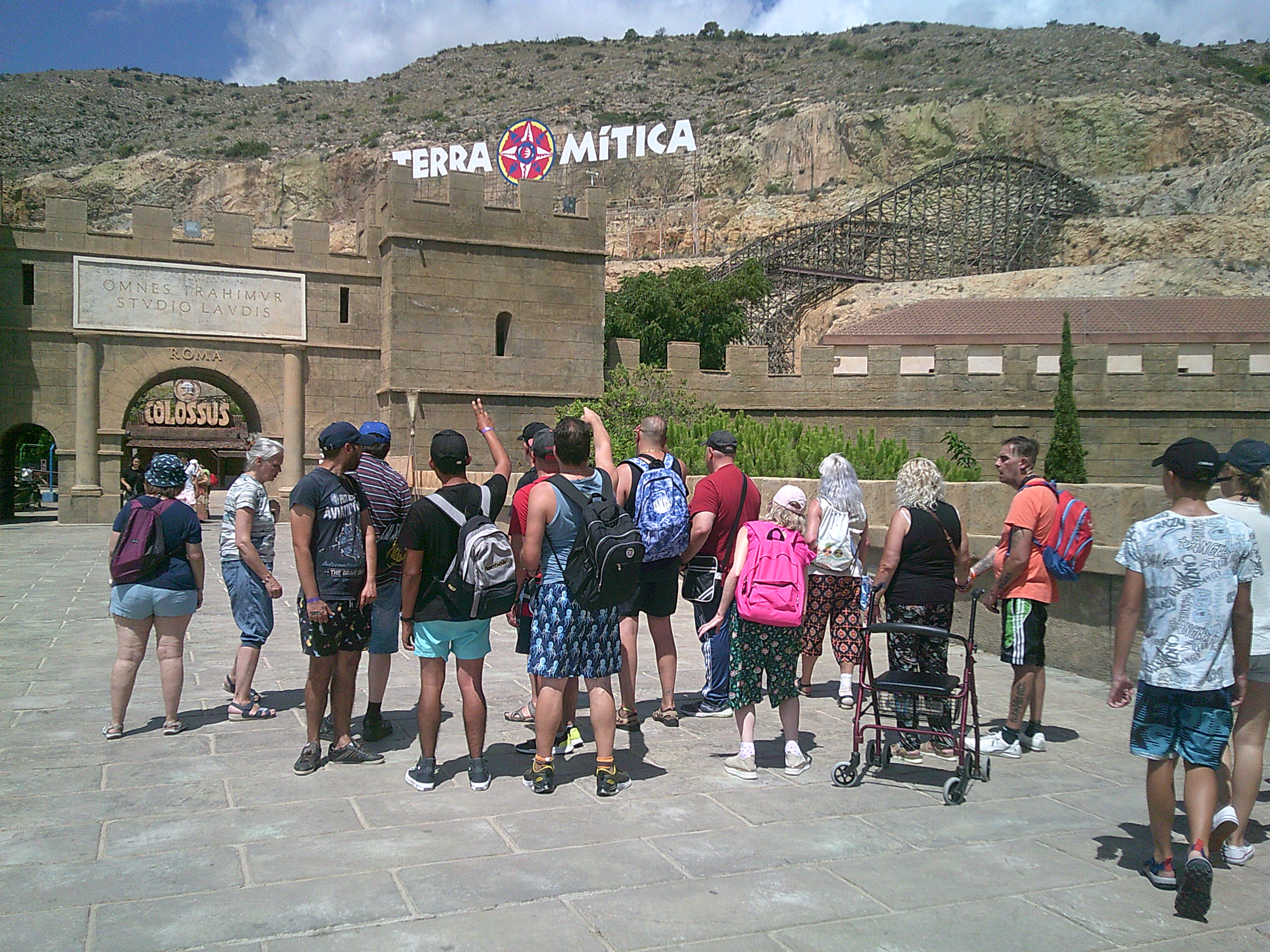 Las personas usuarias del CEEM de Alcoy han podido disfrutar de un día en el parque de atracciones Terra Mítica