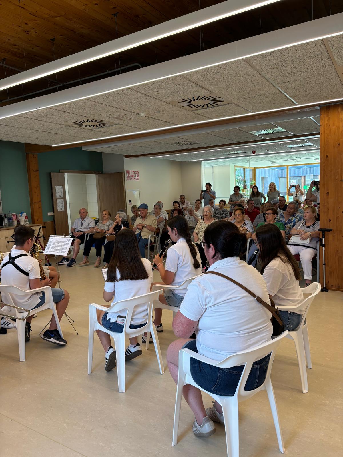 Concert de la banda jove d'Albalat dels Sorells en el C.D. Ana Lluch de l'IVASS a Meliana amb cançons valencianes i melodies populars