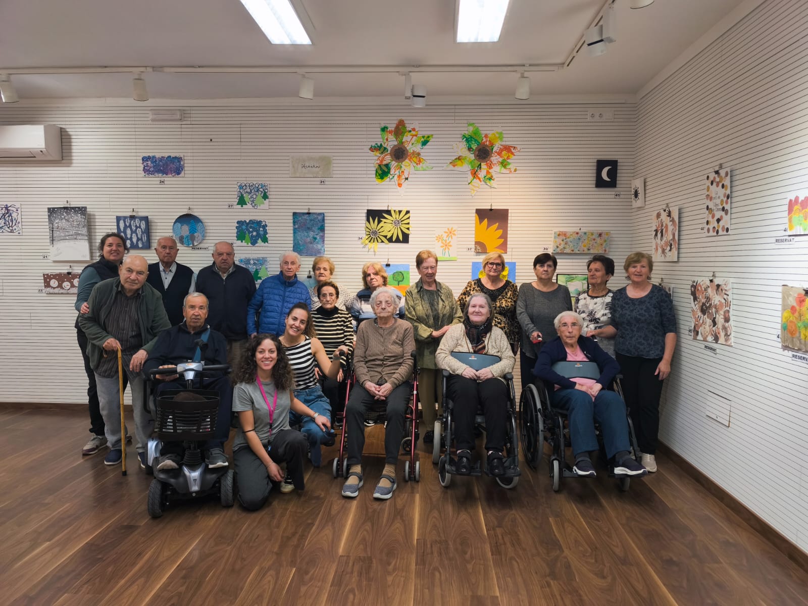 Les persones usuàries del C.D. El Patronat d'Agullent han gaudit de la visita a l'Exposició d'Art Infantil a la Casa de la Cultura