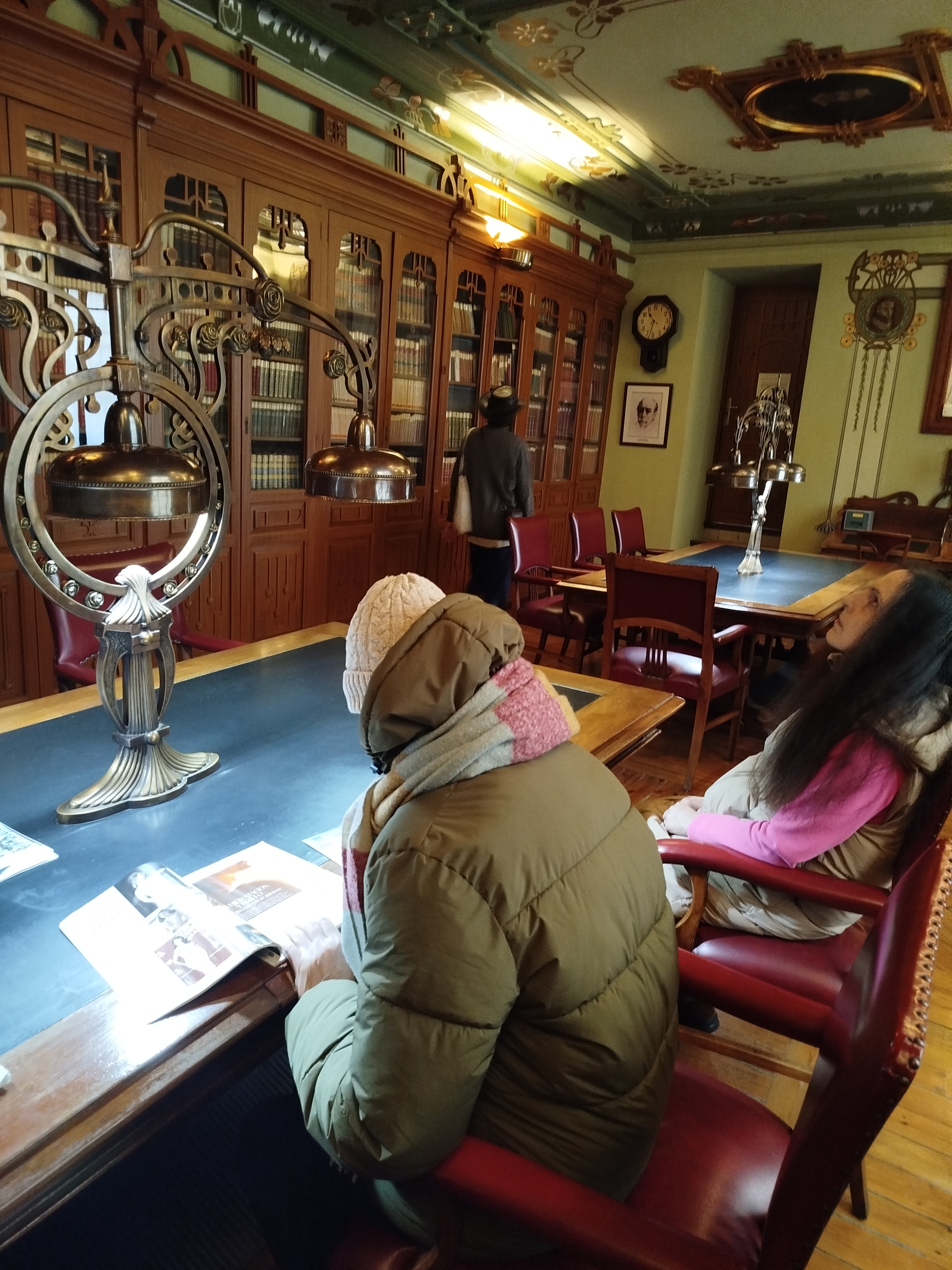 Un grup de persones usuàries del CEEM visiten el Cículo industrial de Alcoy, lloc emblemàtic ple d'història i patrimoni
