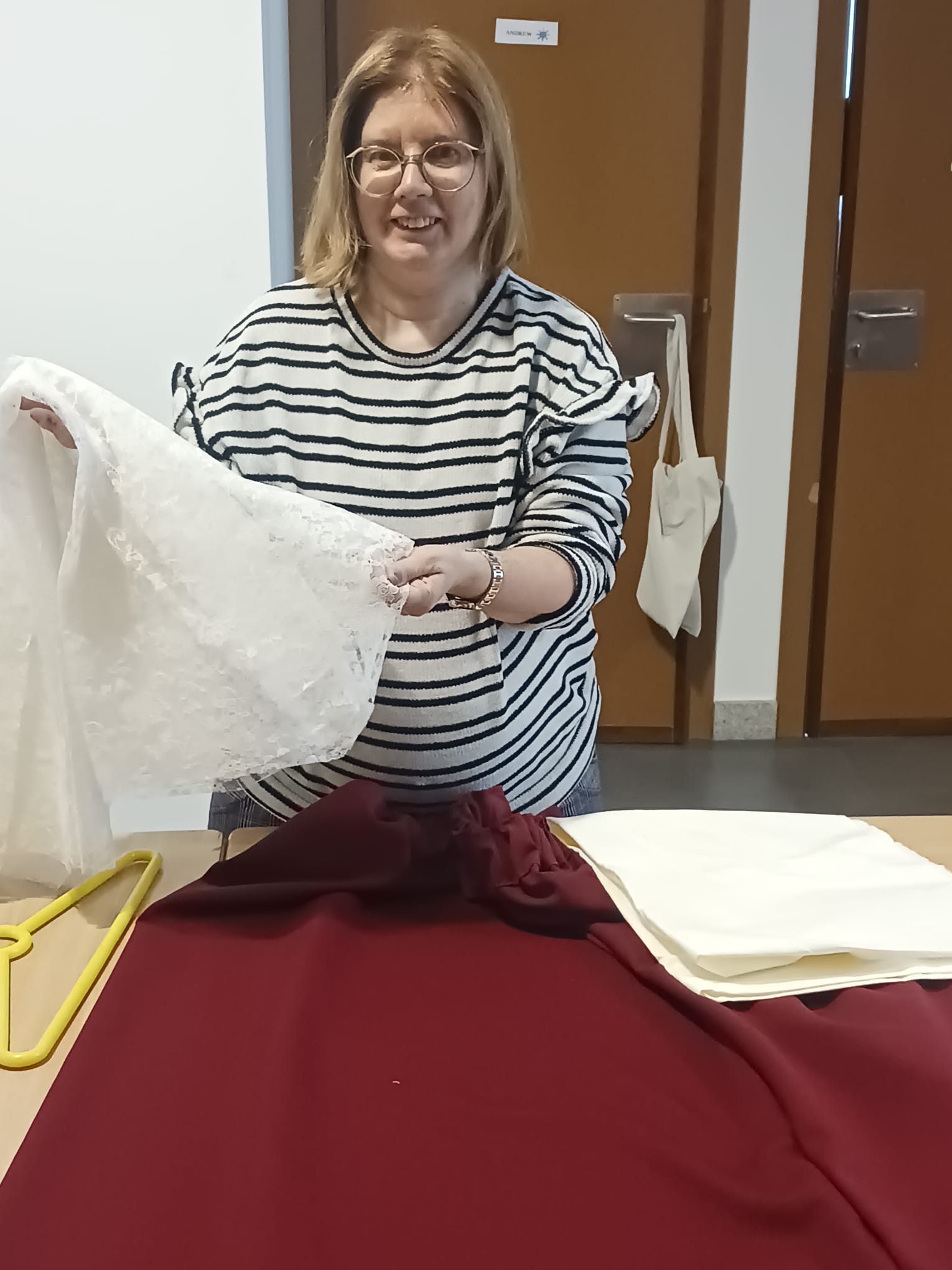 La nostra companya del CEEM Mossèn Cirilo ens mostra la falda que està confeccionant amb suport de professionals i que portarà l'any vinent en la Fira Modernista d'Alcoi