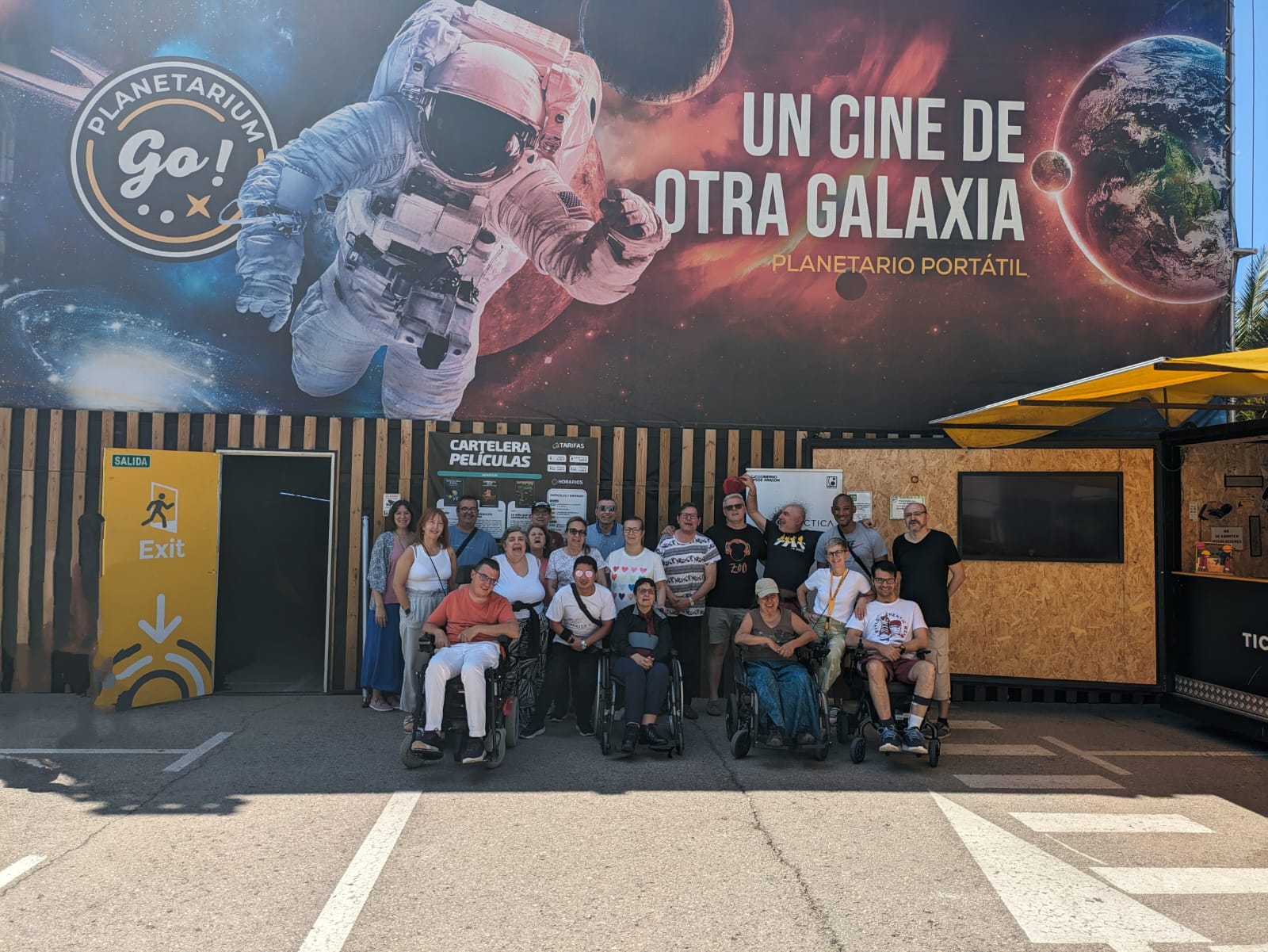 Personas con daño cerebral adquirido del CD Torrefiel disfrutan de las proyecciones del Planetarium Go! 