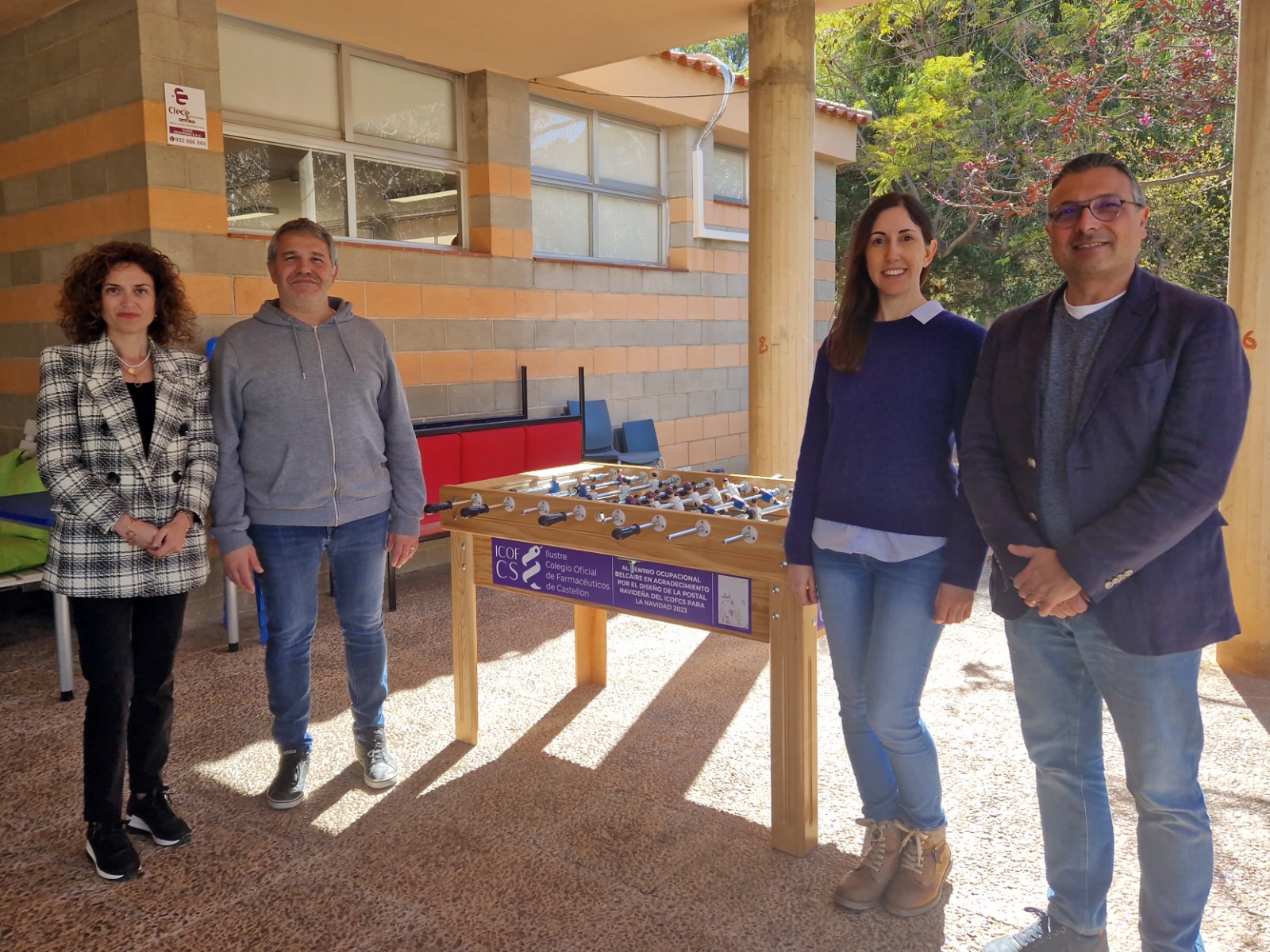 La presidenta del Col·legi Oficial de Farmacèutics de Castelló, Rosa Arnau, fa lliurament d'una taula de ping pong i futbolí al C.O. Belcaire a la Vall d'Uixó