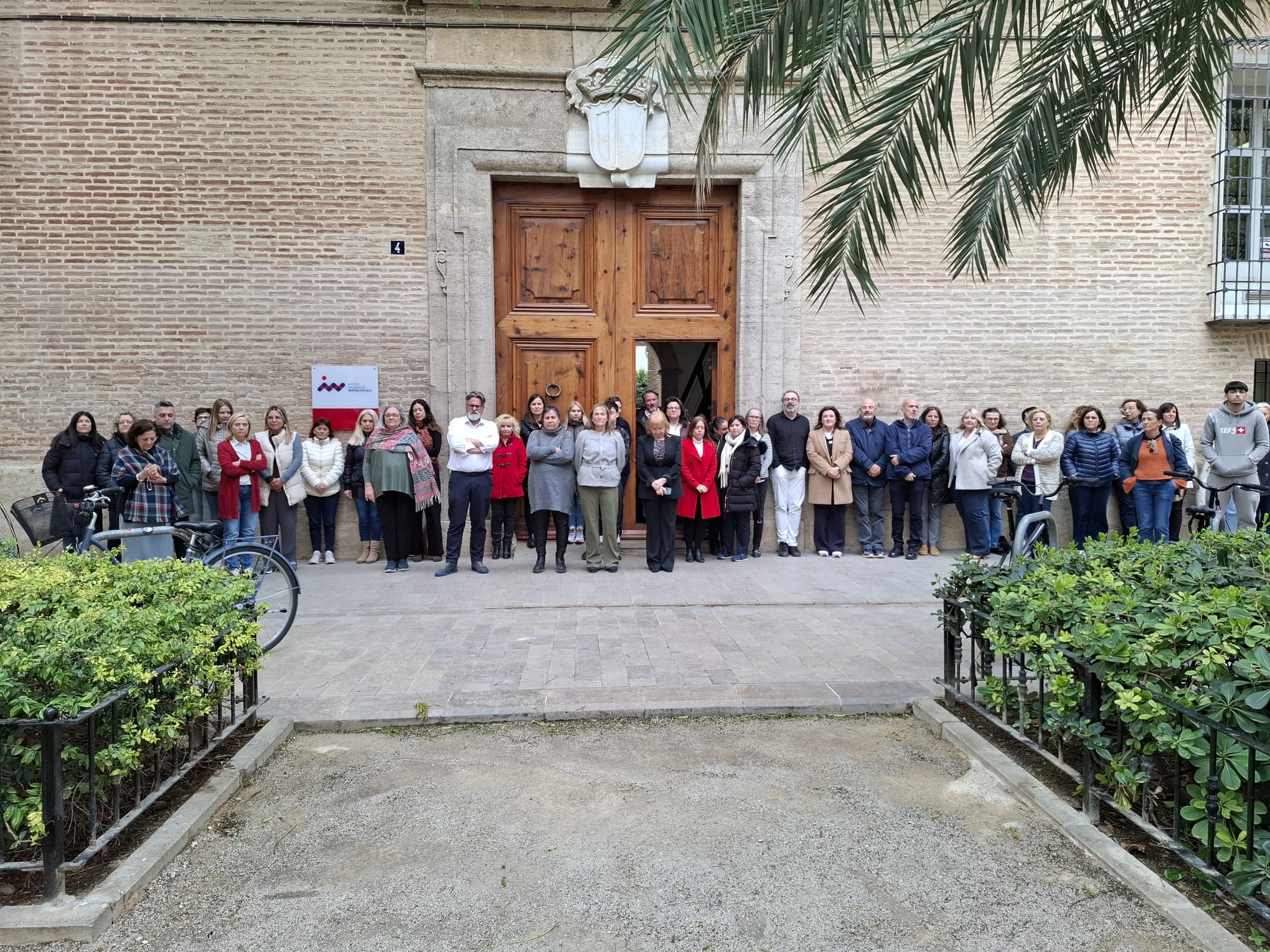 Ens hem sumat al minut de silenci de la Generalitat per l'assassinat d'una xiqueta de 3 anys a Torrevieja (Alacant) el passat cap de setmana, víctima de violència vicària