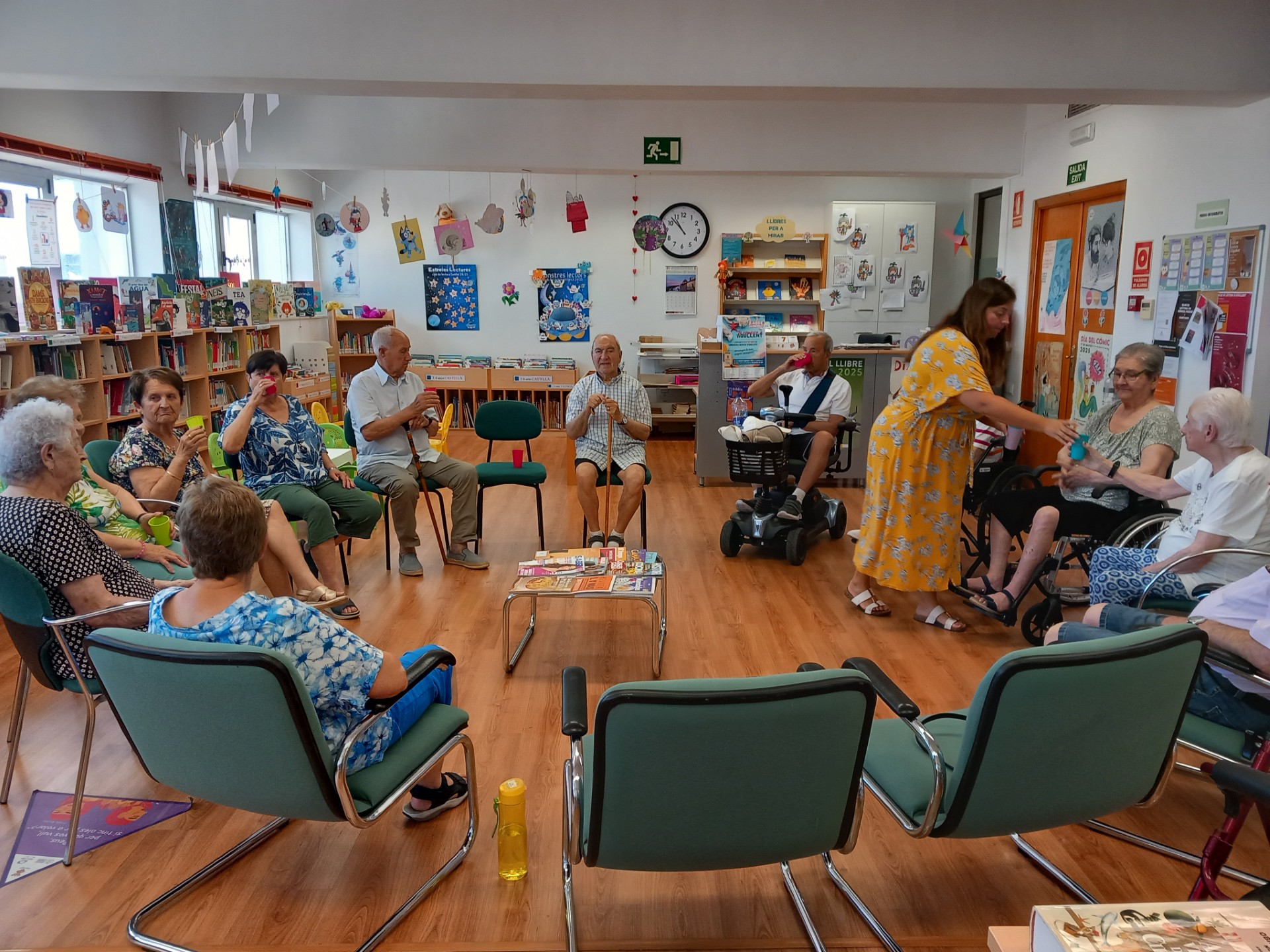 Les persones majors del C.D. El Patronat de l'IVASS jornada entre llibres a la Biblioteca Municipal Ramon Haro Esplugues d'Agullent