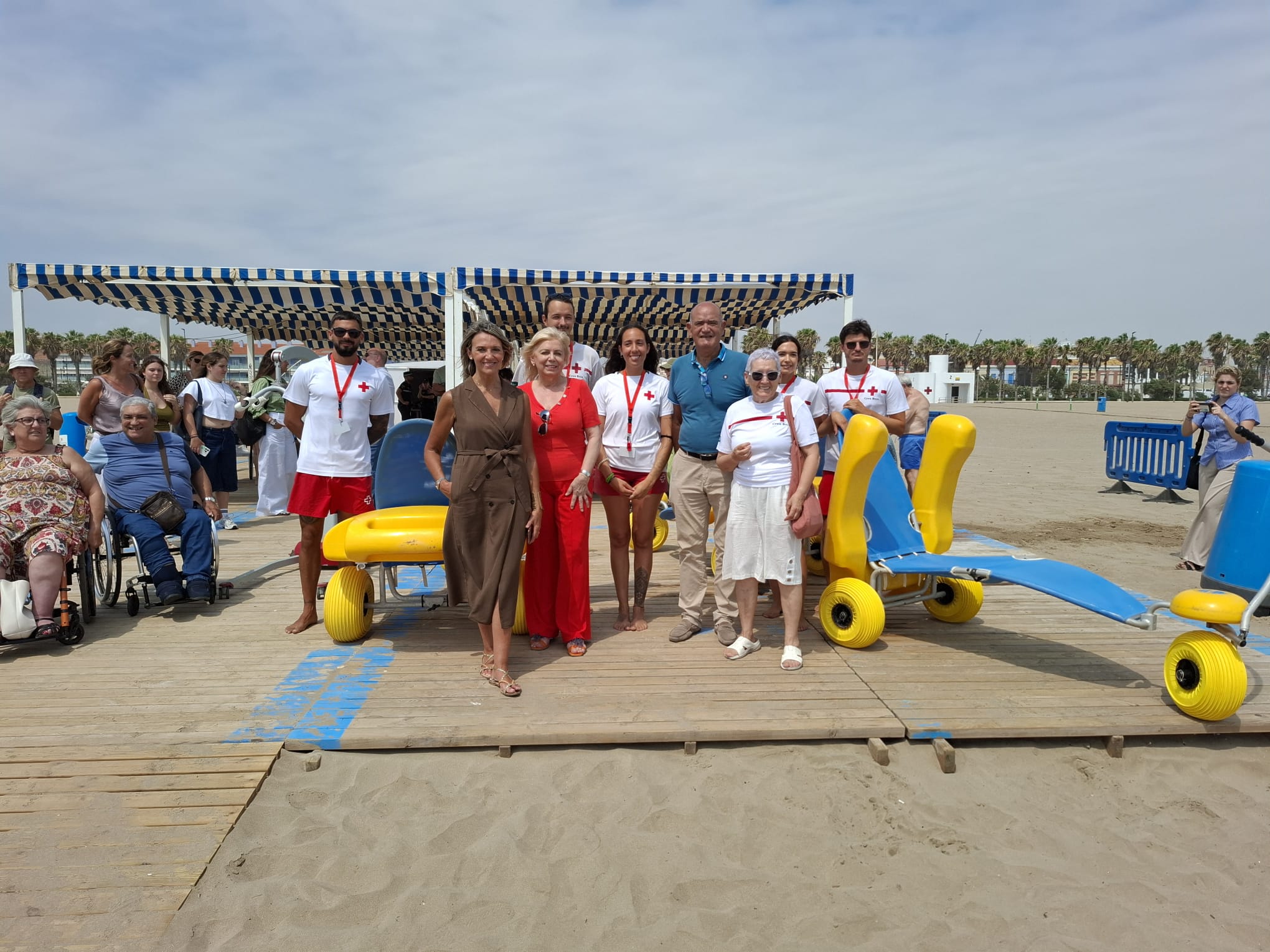 La directora general de l'IVASS, María José Rico, assisteix amb l'edil de platges, Mónica Gil, el director general de discapacitat de l'Ajuntament de València, Javier Copoví, i la presidenta local de Creu Roja, Nieves Dios, a la presentació del dispositiu de bany assistit per a persones amb mobilitat reduïda o discapacitat a la platja de El Cabanyal 