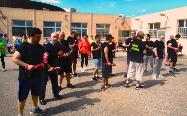 Actuación del grupo de baile 'Dímelo Bailando' del C.O. Maestrat y la residencia El Collet de Benicarló, dirigida por las monitoras-coreógrafas Sara y Vero