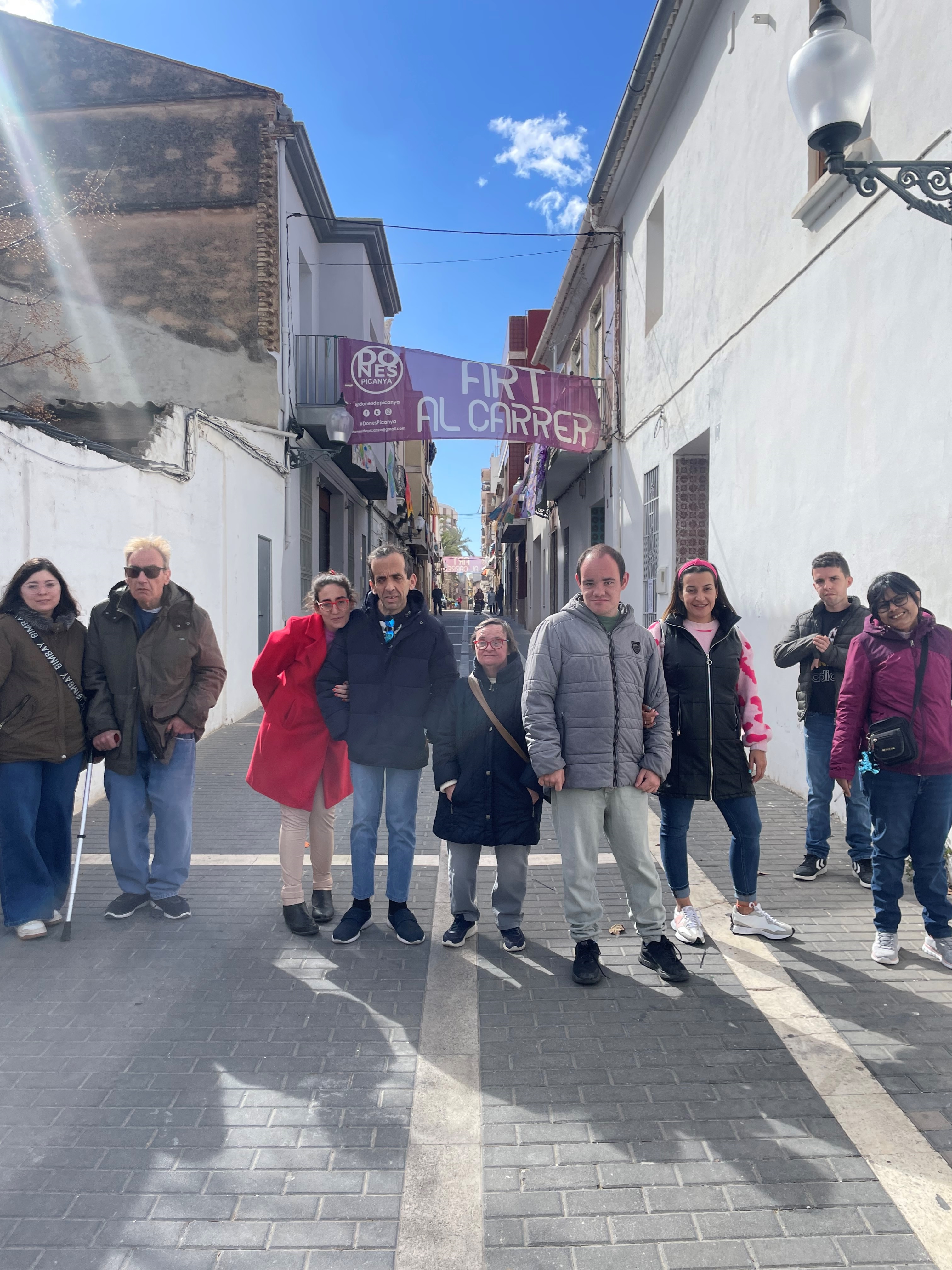 Personas con discapacidad intelectual de la residencia Bennàger se acercan a ver la muestra de Art al Carrer de la Asociación Dones de Picanya protagonizada por la mujer