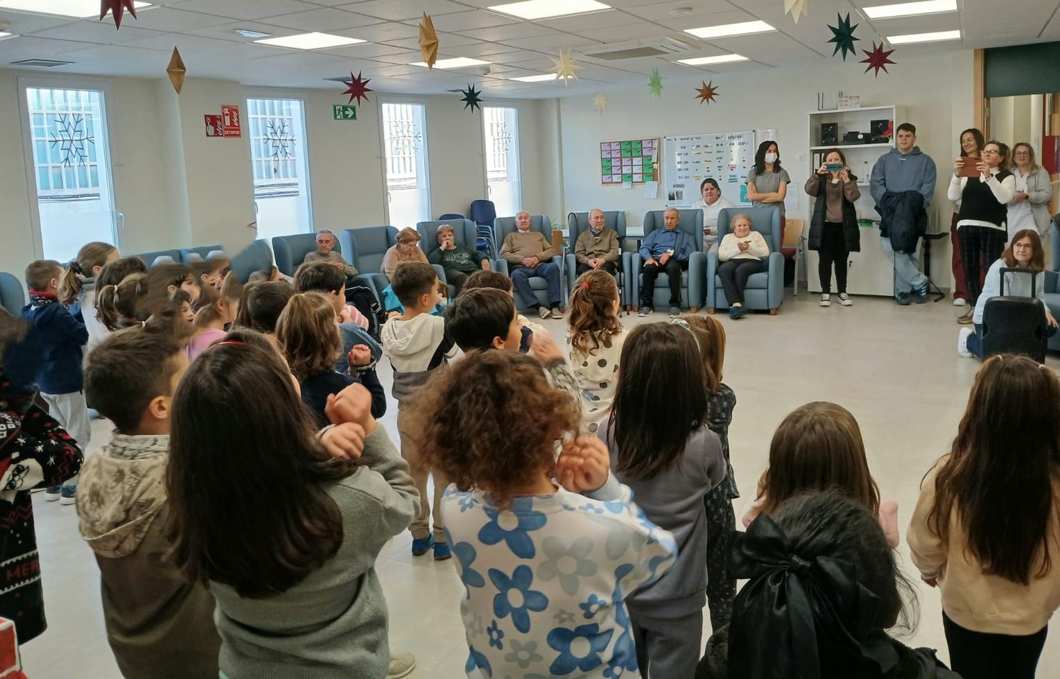 Alumnes i alumnes del CEIP Sant Vicent Ferrer d'Agullent van visitar el centre de majors de l'IVASS