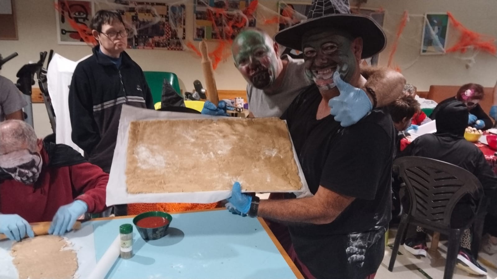 En la residència PRAGA celebren Halloween amb un taller de pizzes 