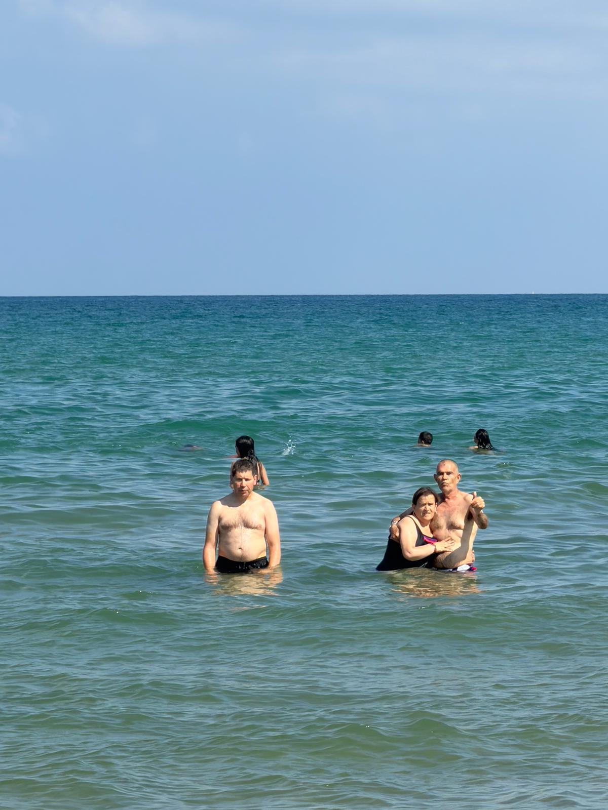 Les persones del CEEM Albocàsser gaudixen de la platja per a combatre les altes temperatures