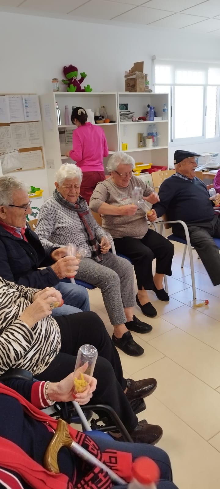 Las personas mayores del centro de día 'El Rajolar' del IVASS trabajan la memoria en sesiones de musicoterapia