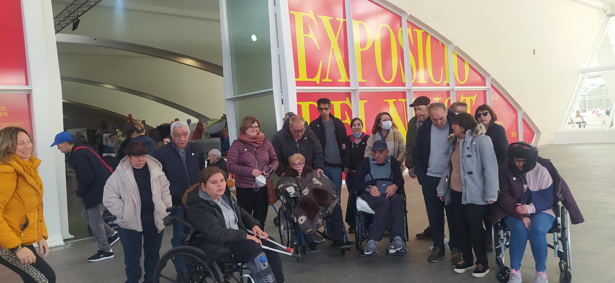 La visita a la Exposición del Ninot de la Residencia Bennàger