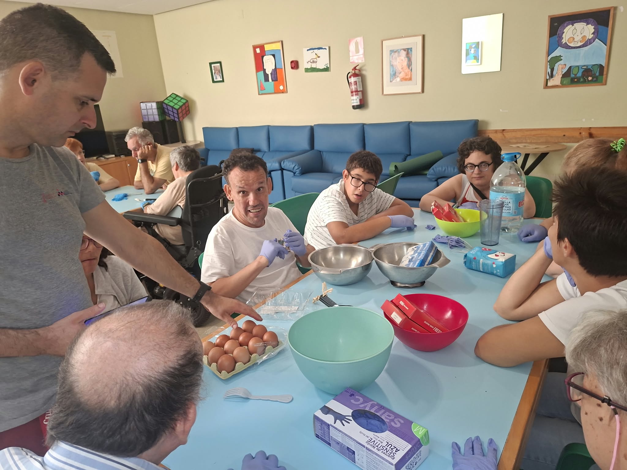 Taller de mousse de maduixes en la residència PRAGA 