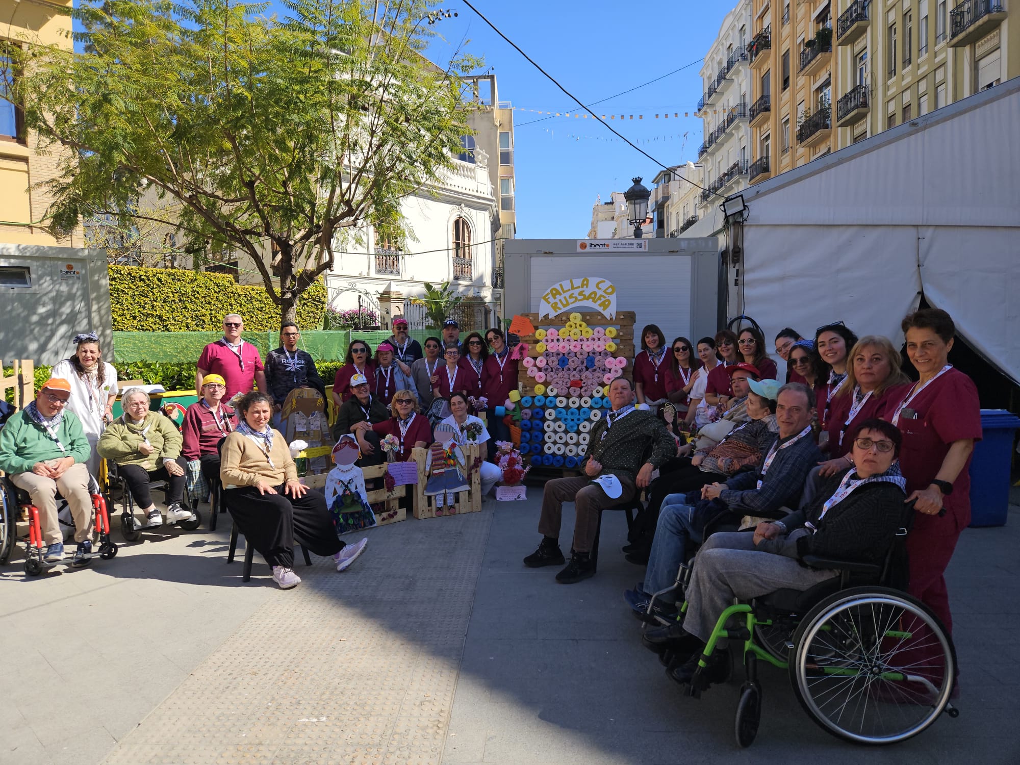 Les persones amb dany cerebral del C.D. Ruzafa compartim un dia molt especial al costat de la falla de Pere amb un deliciós xocolate amb xurros i bunyols 