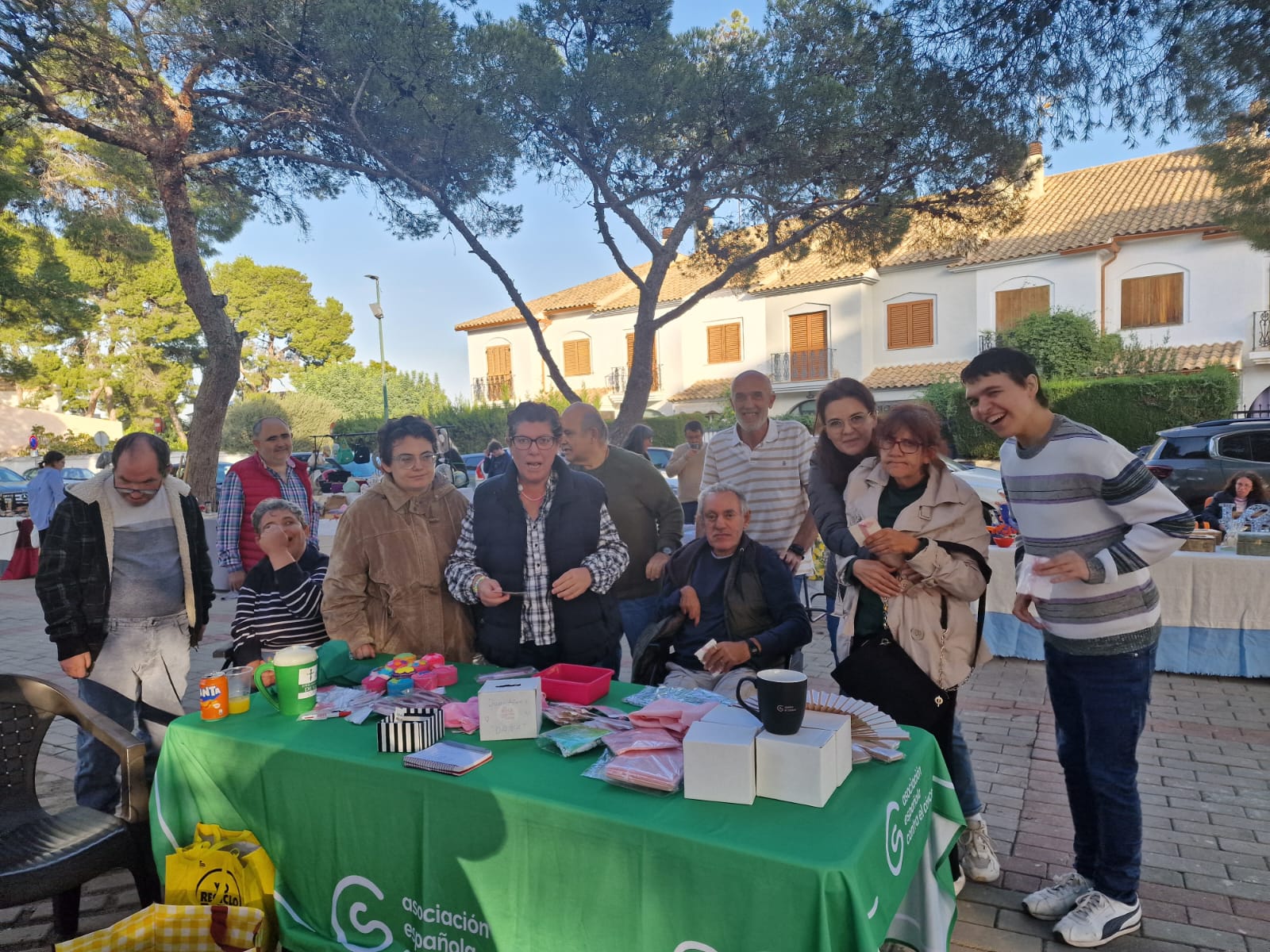 Las personas con discapacidad intelectual del C.O. PRAGA participaron junto a entidades y organismos de Rocafort en un mercadillo solidario a beneficio de los afectados por la DANA