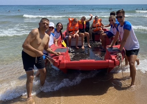Excursió a La Goleta, platja de Tavernes de la Valldigna que compta amb un punt de platja accessible