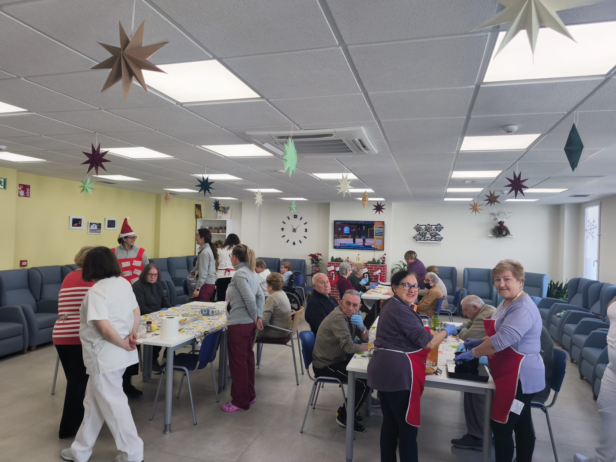 Les Mestresses de casa d'Agullent han visitat el C.D. El Patronat per a realitzar amb les persones usuàries un taller de cuina especial per a estes festes de Nadal