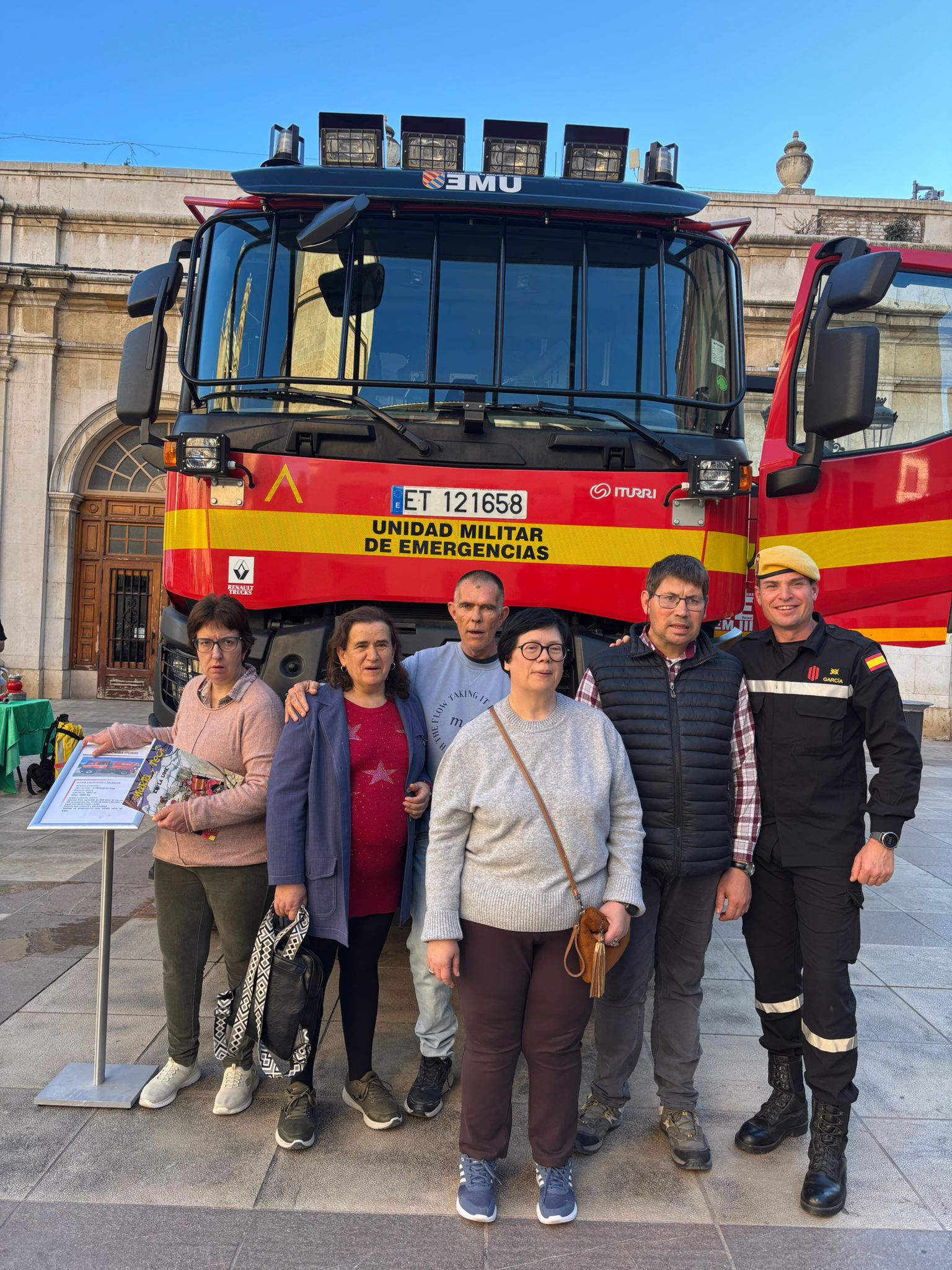 Les persones usuàries del CEEM Albocàsser visiten l'exposició de la UME en la Plaça Major de Castelló