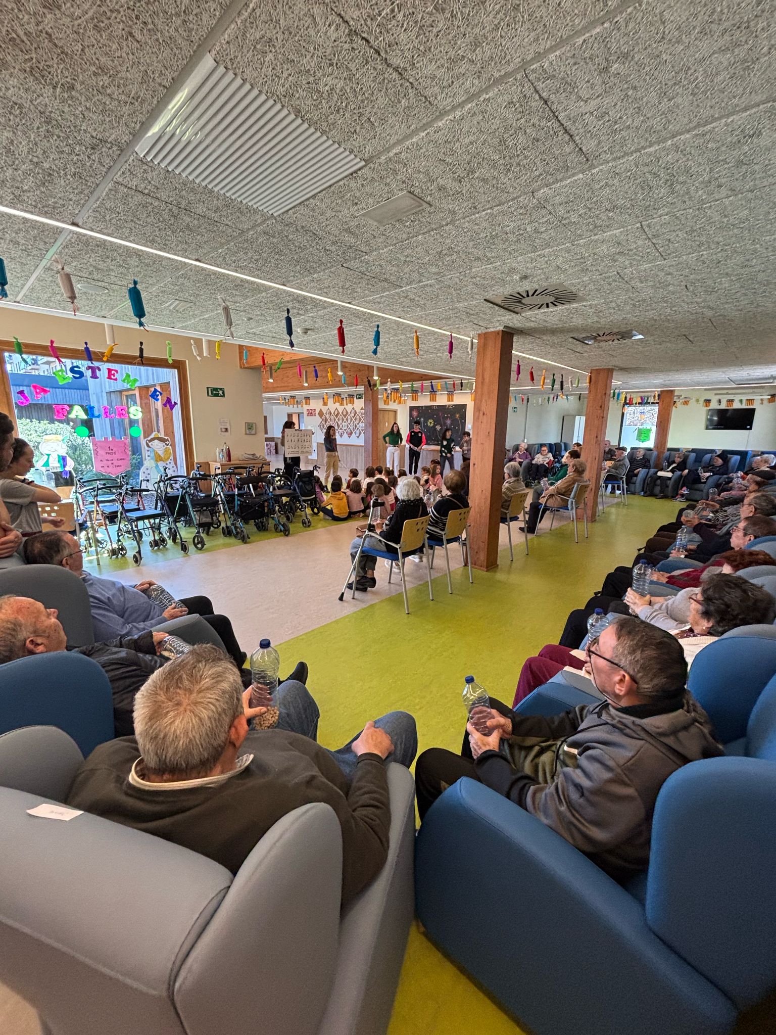 Botellà con alumnado de Primaria del CEIP MEDITERRANI y reparto de broches falleros realizados por ellos por parte del presidente y de la fallera mayor del C.D. de personas mayores del IVASS en Meliana
