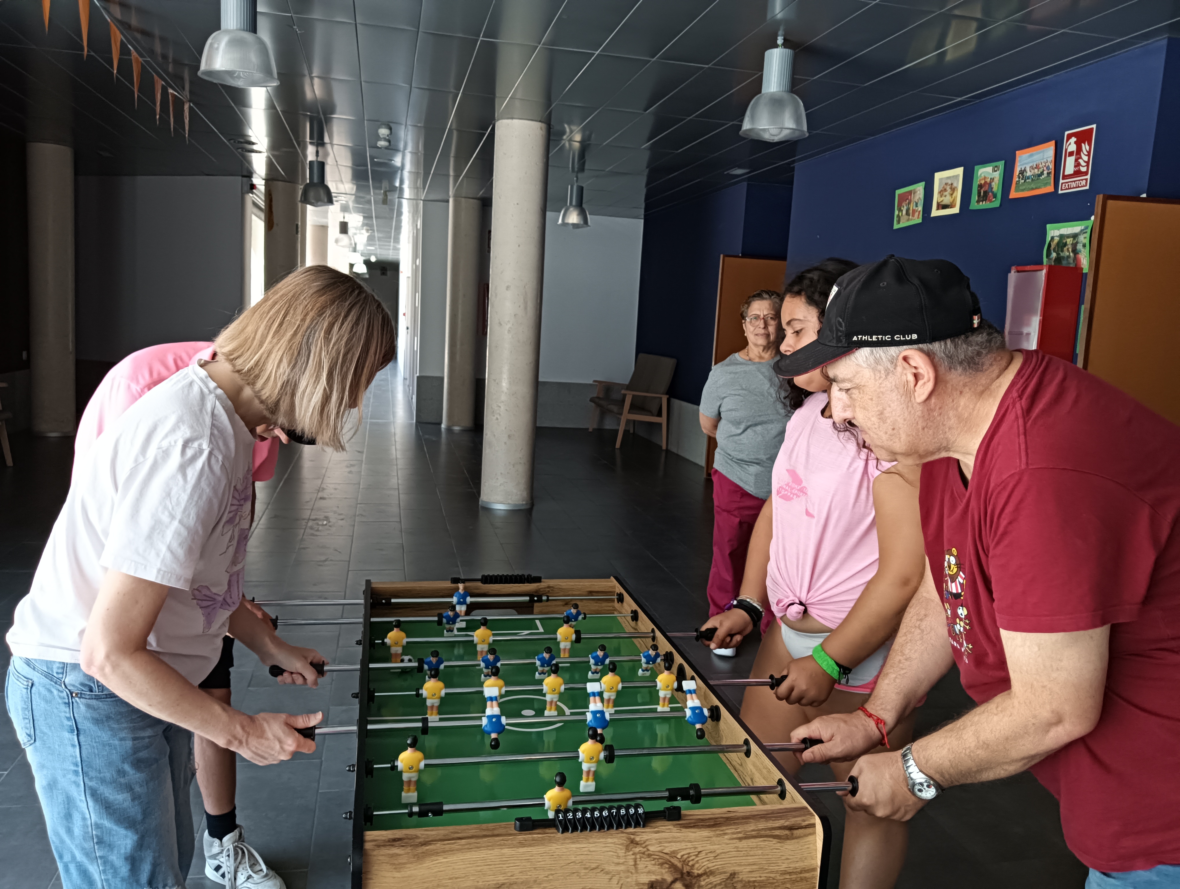 Actividad de futbolín en el CEEM Mossèn Cirilo de Alcoy