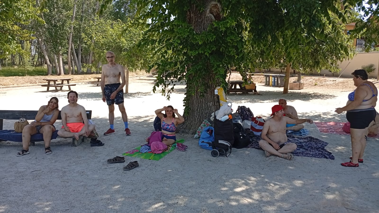 Personas usuarias del centro ocupacional PRAGA de excursión al lago de Playamonte (Navarrés)