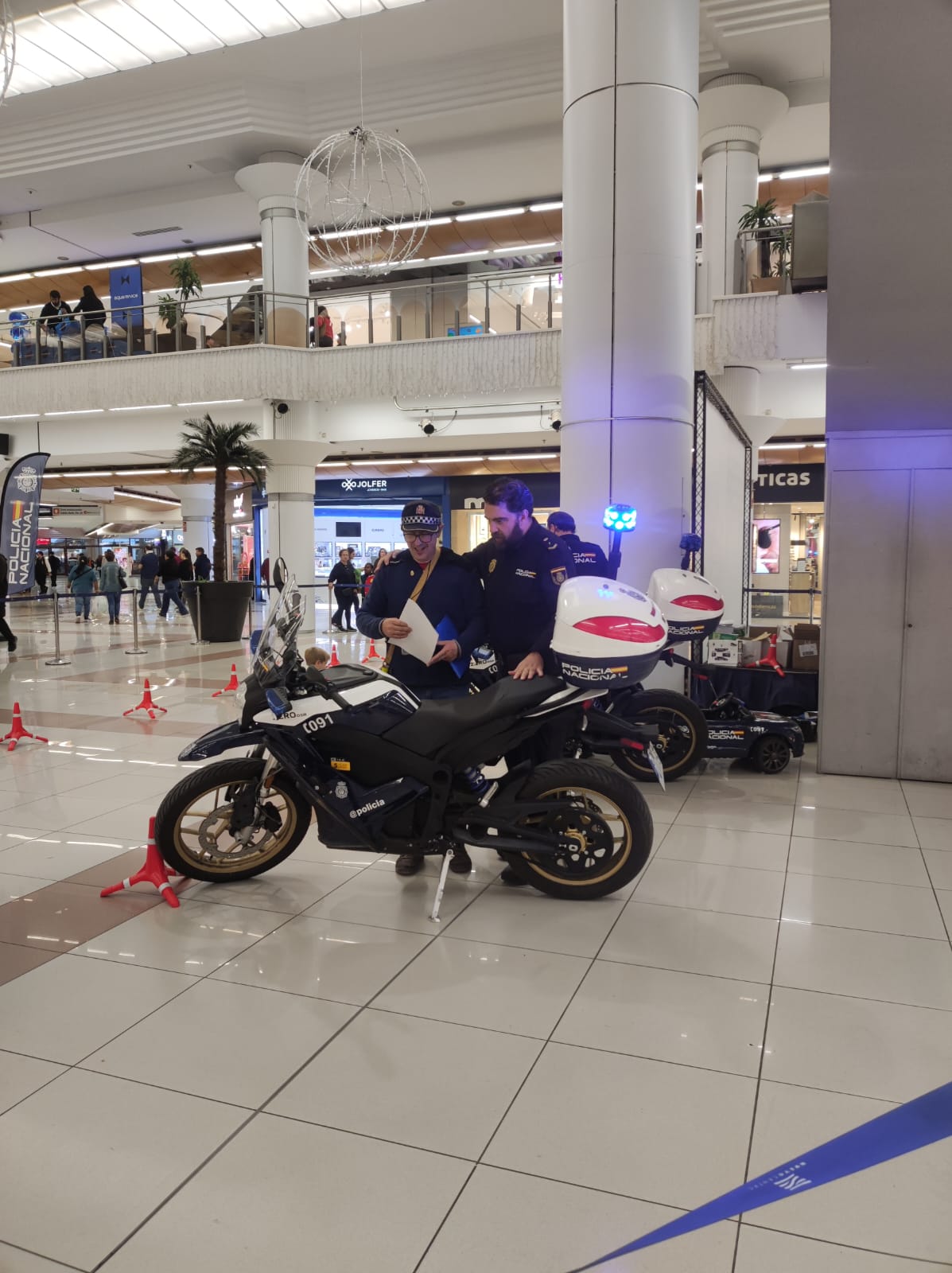 El company José Vicente de la residència PRAGA va participar en les jornades 'Compromesos Amb tu' de seguretat, prevenció i educació ciutadana en Nuevo Centro i li va encantar conéixer amb la Policia Nacional una professió que l'apassiona