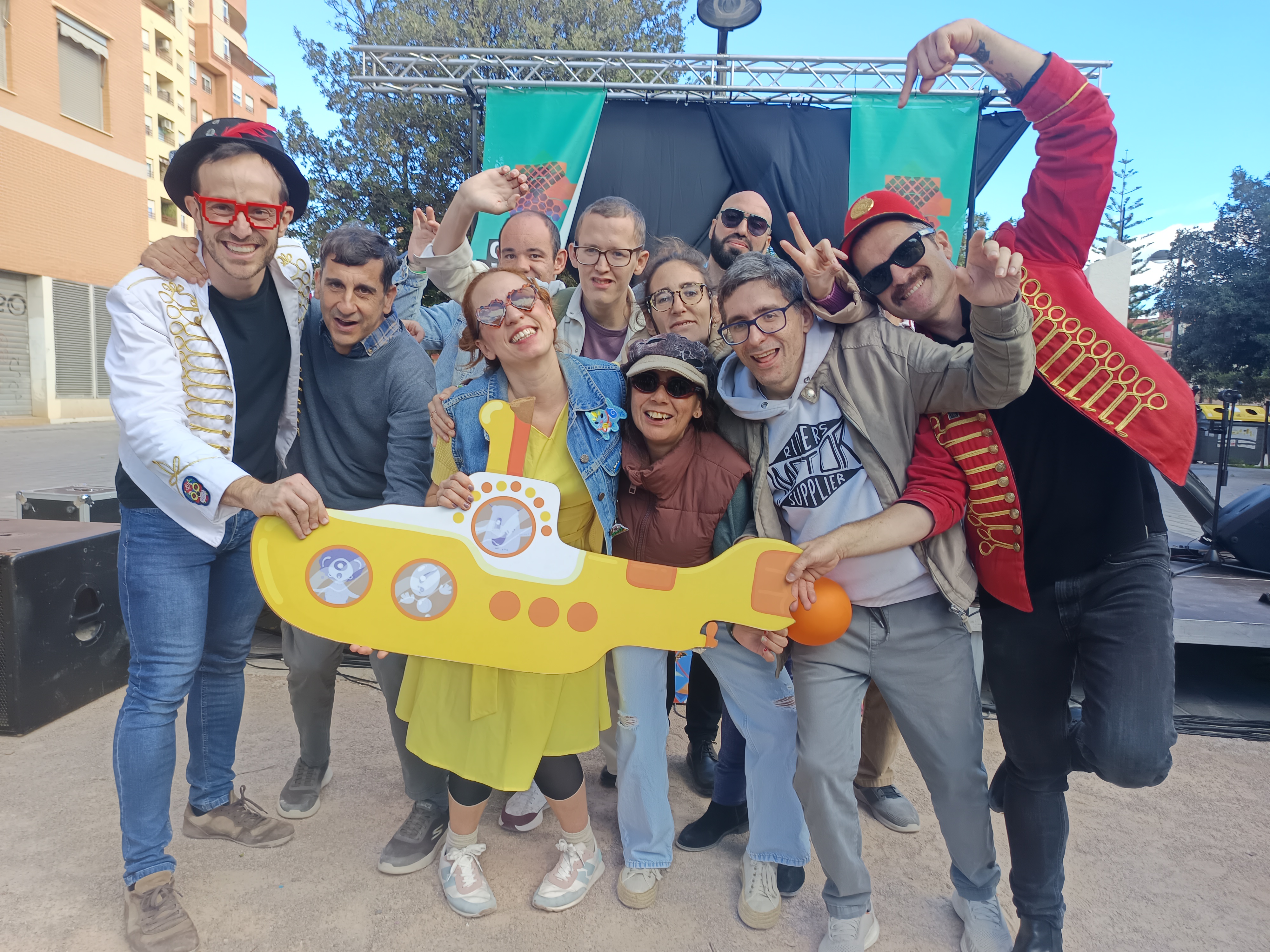 Persones usuàries i professionals de la residència Bennàger de l'IVASS a Aldaia ho han passat en gran en el concert dels Beatles 