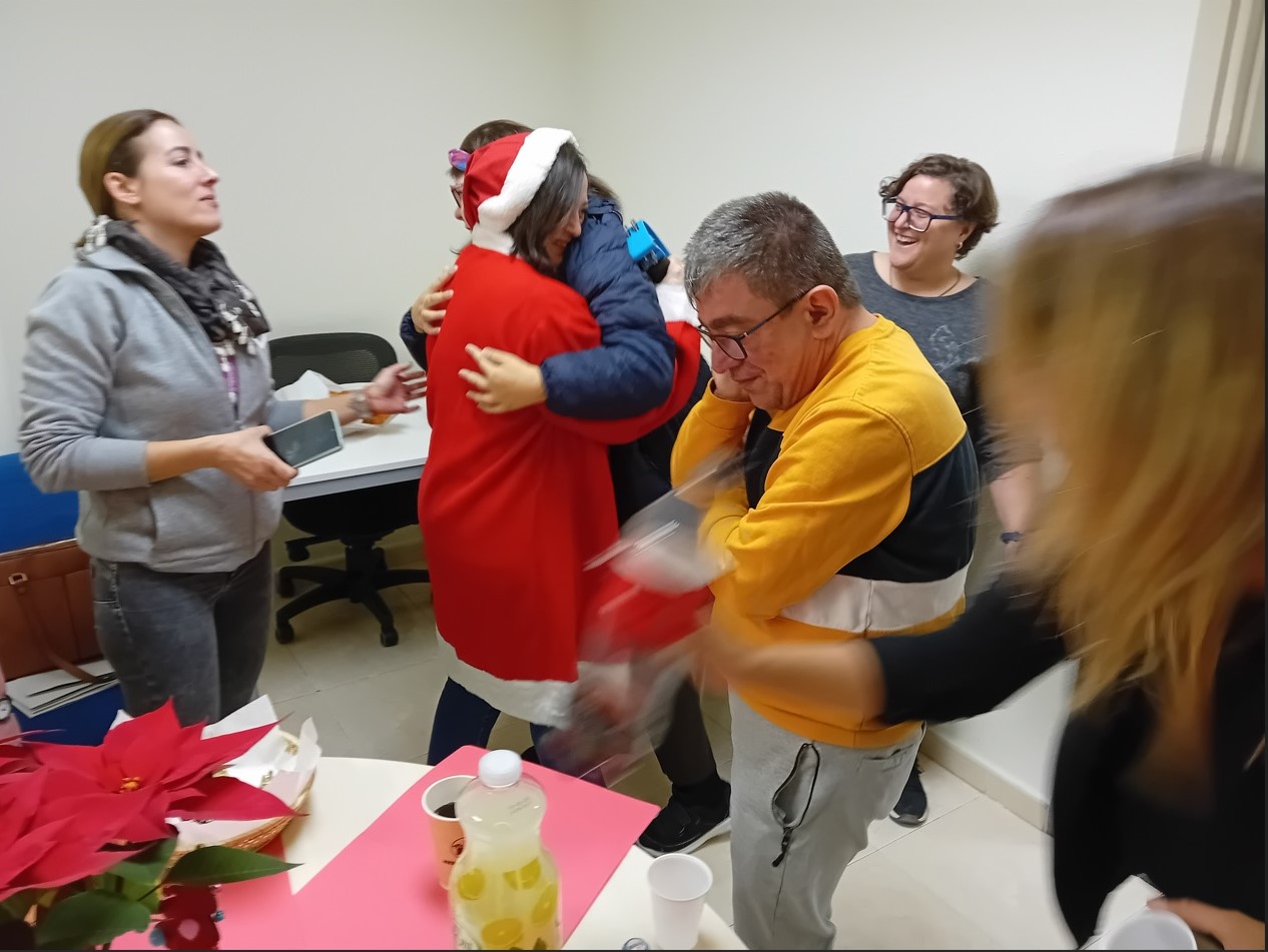 Les persones usuàries de la residència Manises feliciten el Nadal al personal de Serveis centrals de l'IVASS