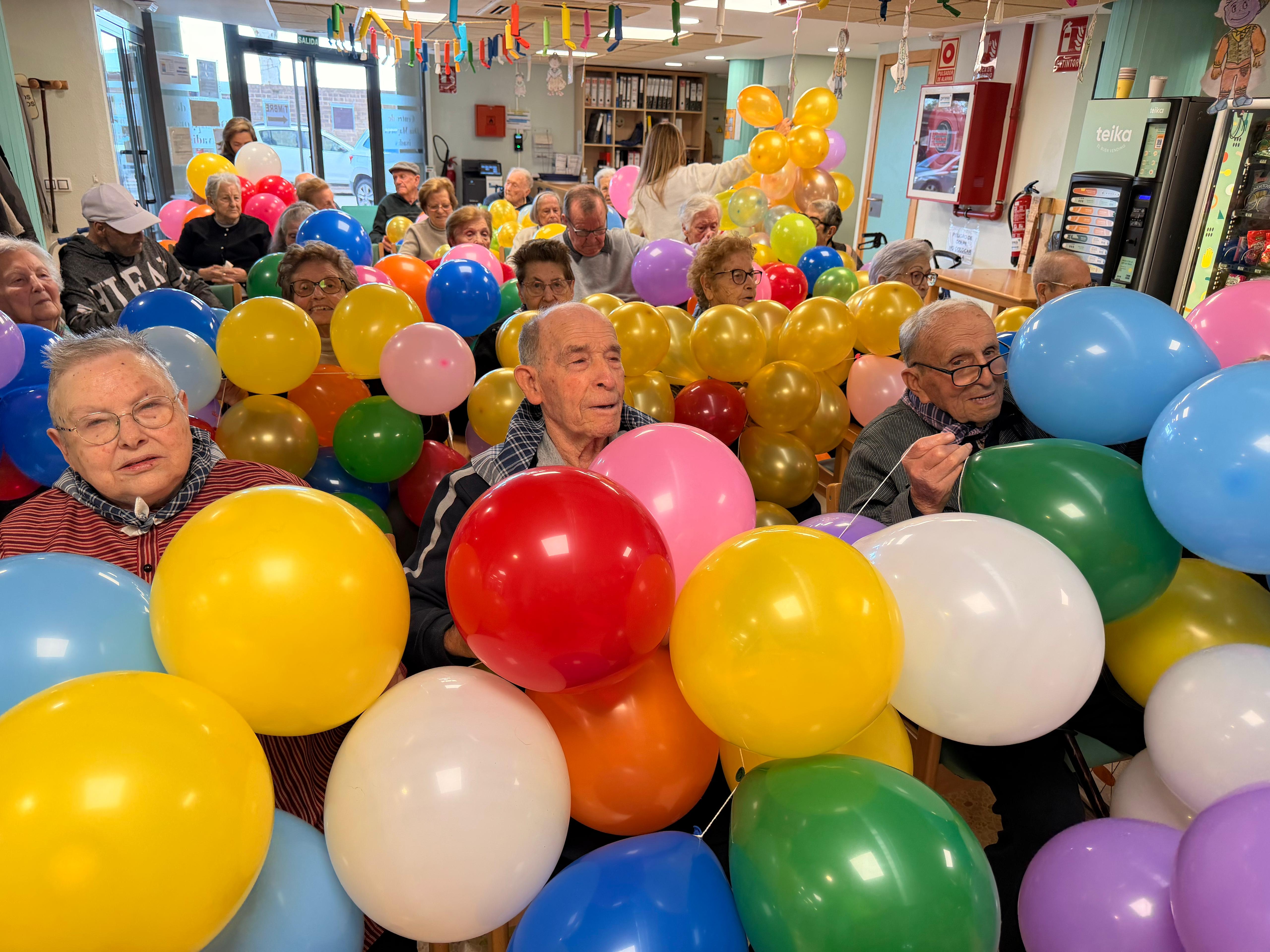 El Centre de Dia de Persones Majors de Carlet inaugura les falles 2026 amb una divertida globotà plena de baluern, riures i emoció
