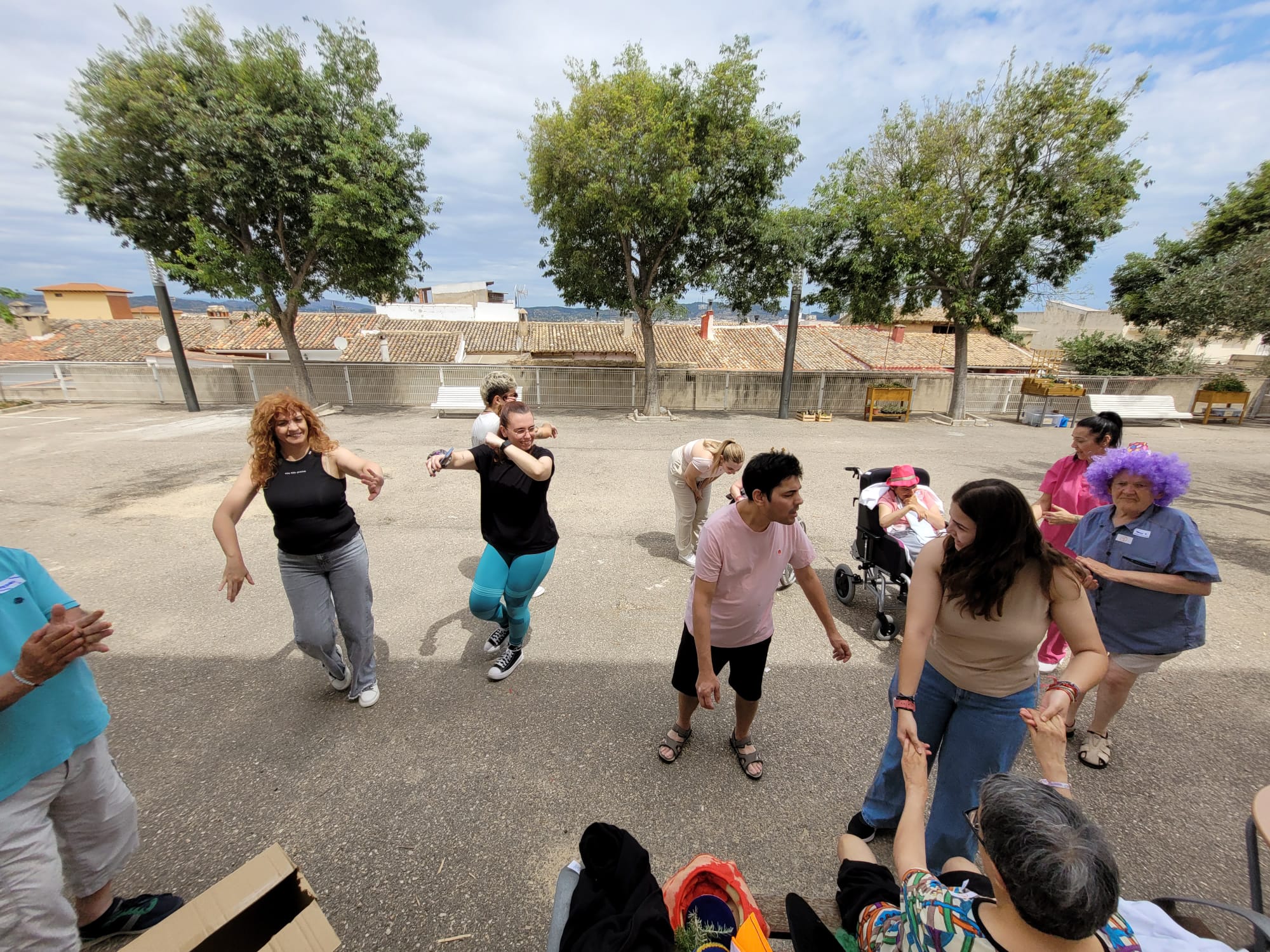 Hoy en la residencia Caixa Ontinyent del IVASS en Xàtiva hemos realizado un intercambio generacional con estudiantes de primer curso del CFGS en Integración Social del CIPFP La Costera con talleres de expresión corporal y artística y estimulación sensorial