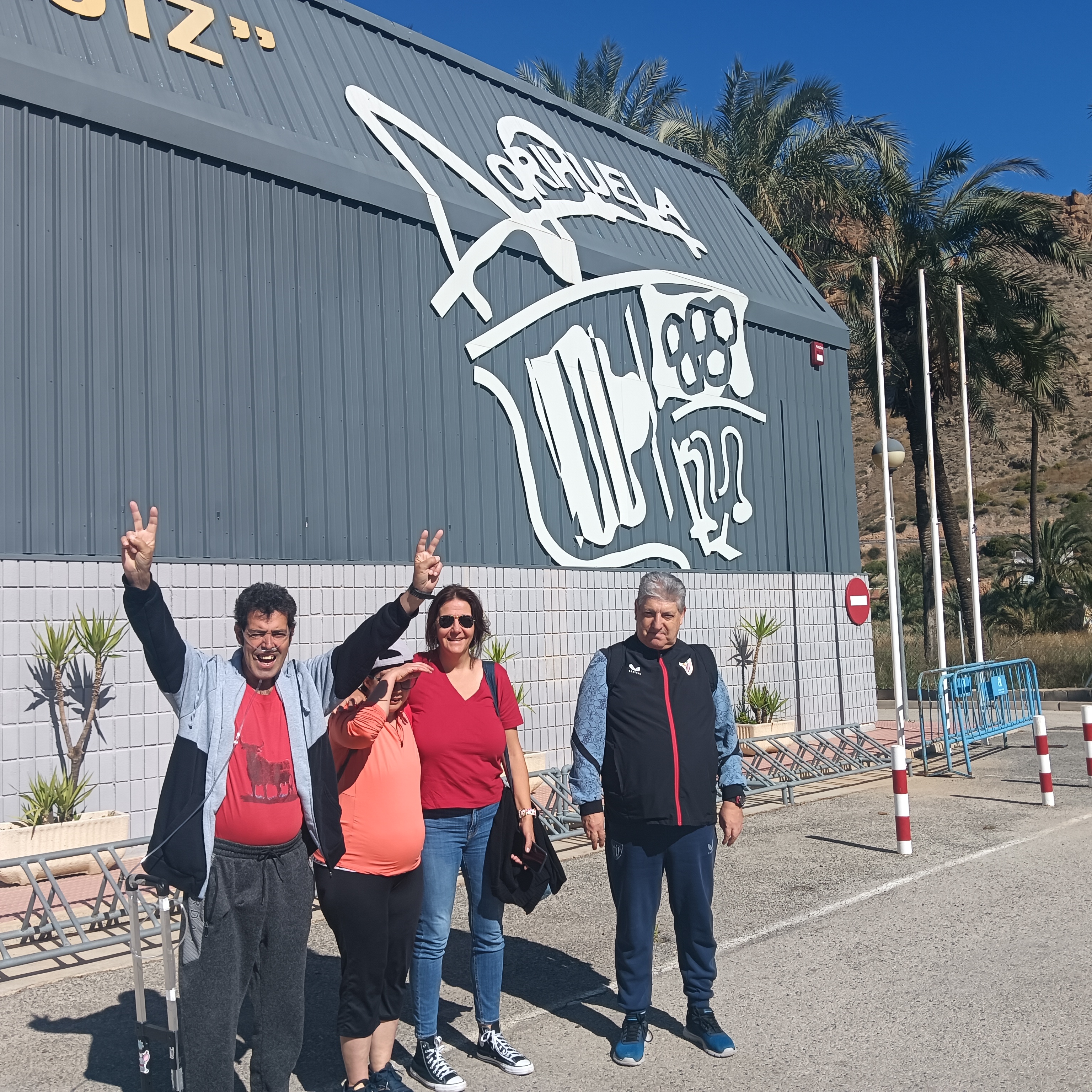 Las personas usuarias del CEEM Mossèn Cirilo acudieron al Pabellón Municipal de Orihuela Bernardo Ruiz donde disfrutaron del partido de la liguilla de salud mental 
