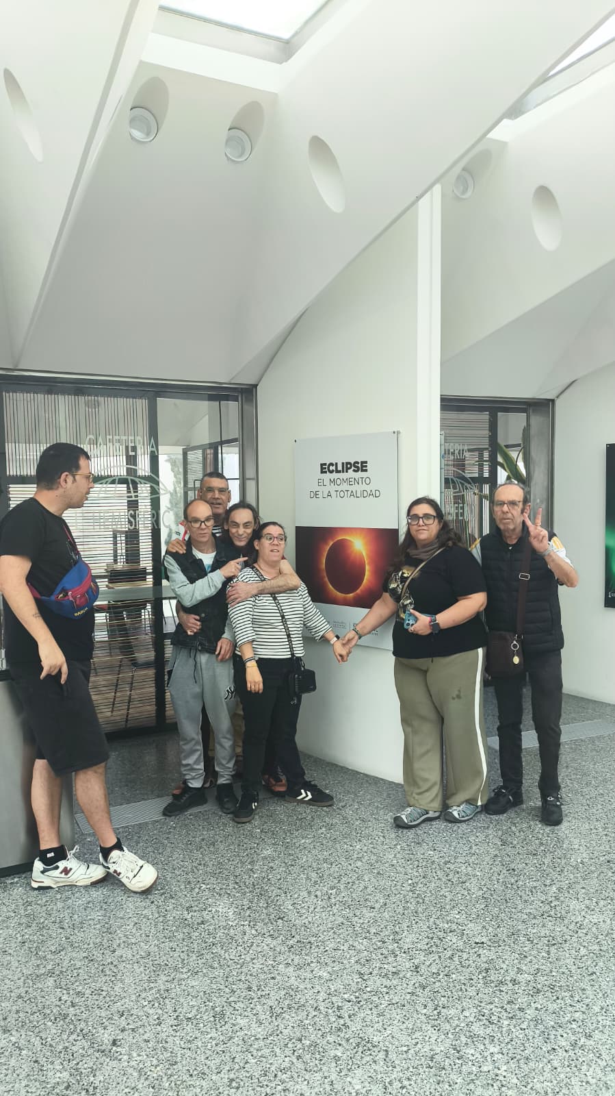 Compañeras y compañeros de las Viviendas Tuteladas visitan el Hemisfèric para ver el documental 