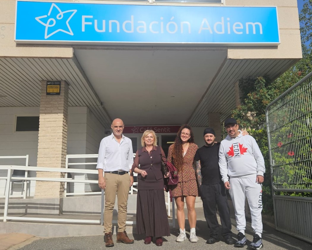 La directora general María José Rico se ha reunido hoy con el gerente de ADIEM Paco Canals, una trabajadora y dos usuarios de las viviendas tuteladas