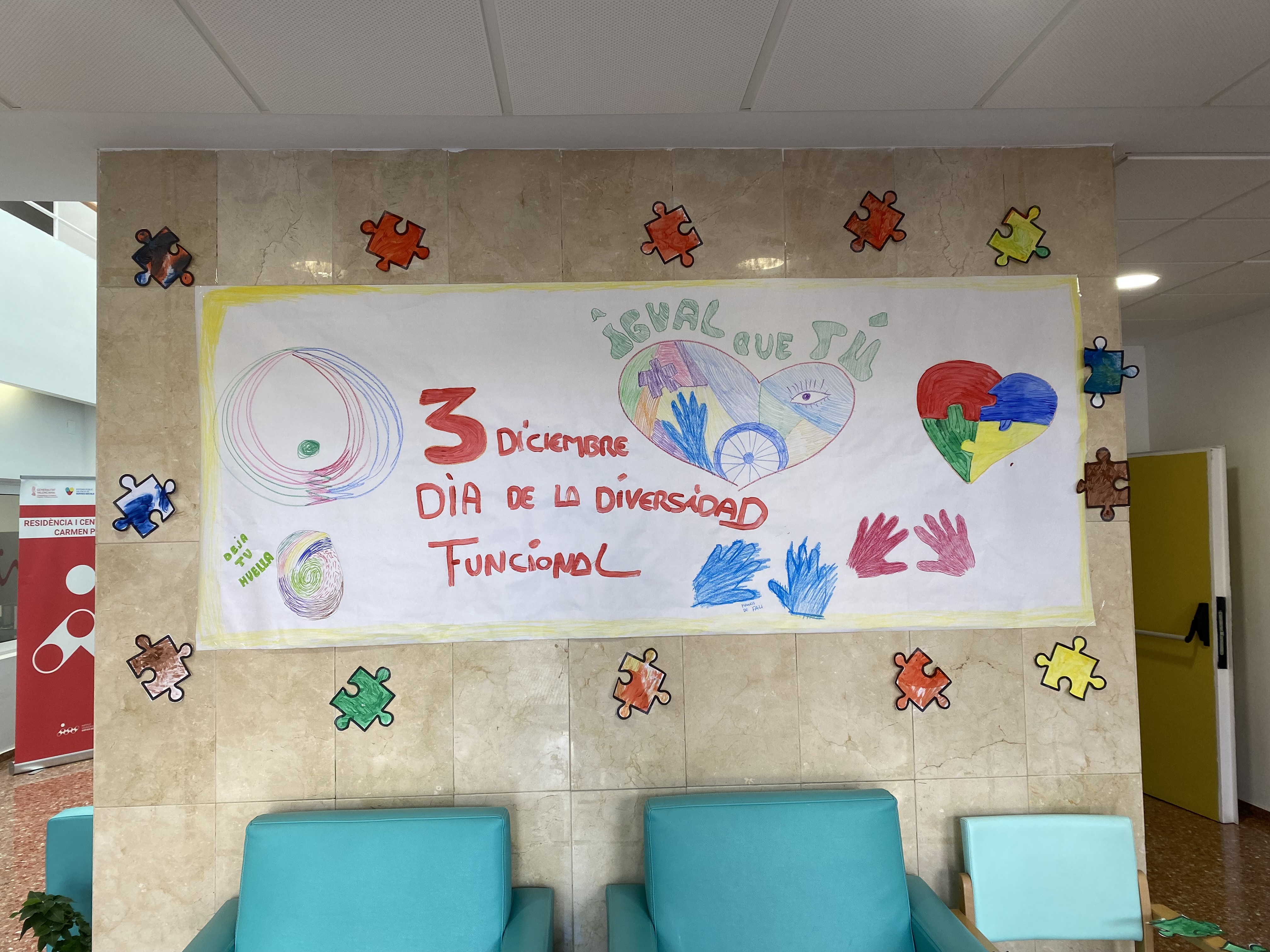 En la residencia Carmen Picó de Alzira hemos pintado un mural para celebrar nuestro especial día de las personas con discapacidad