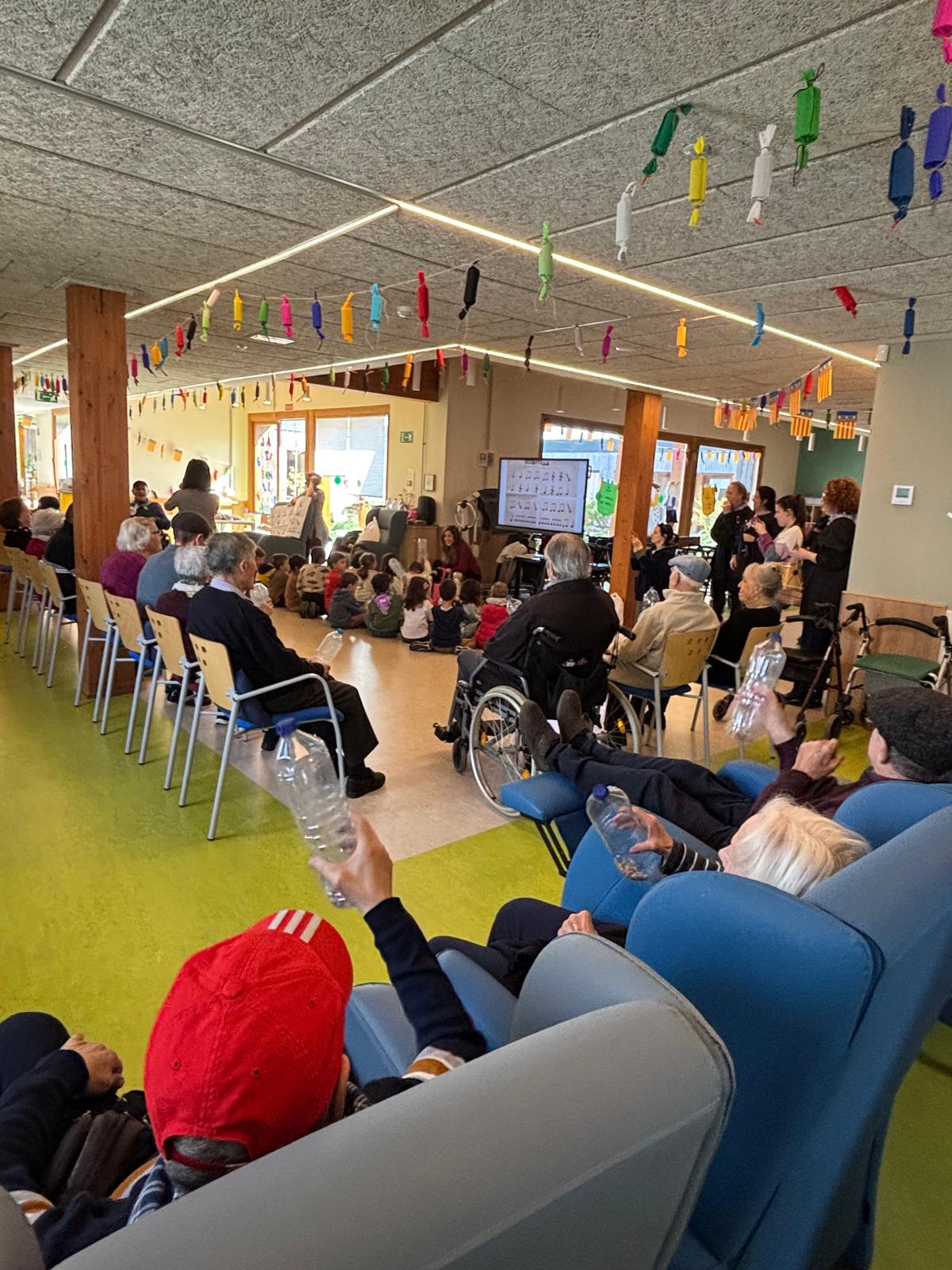 En el Centre de Dia Ana Lluch hem realitzat una sonada botellà juntament amb l'alumnat de 5 anys del CEIP Mediterrani, compartint il·lusió i moments molt bonics entre generacions