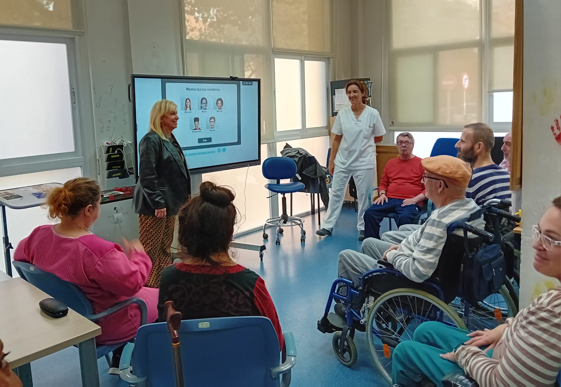 La directora general de l'IVASS visita el centre de dia Torrefiel de dany cerebral adquirit 